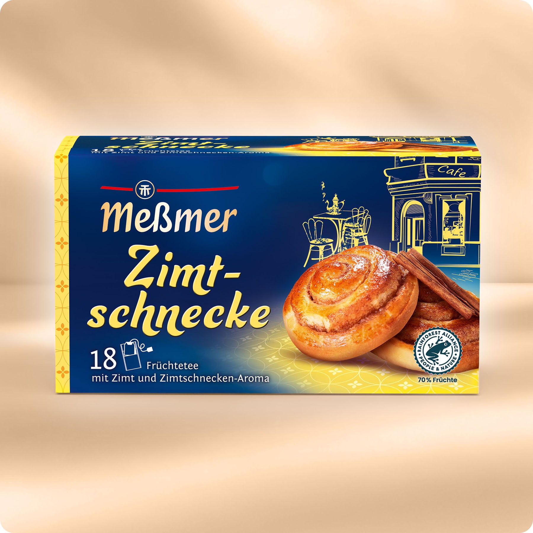 Das Meßmer DE Wintertee Bestseller-Set besticht durch seine gemütliche Café-Verpackung mit Zimtrollen und Stäbchen, die an klassische Leckereien wie Apfelstrudel erinnern. Das Set enthält 18 Teebeutel - perfekt, um in diesem Winter eine warme, wohlige Tasse zu genießen.