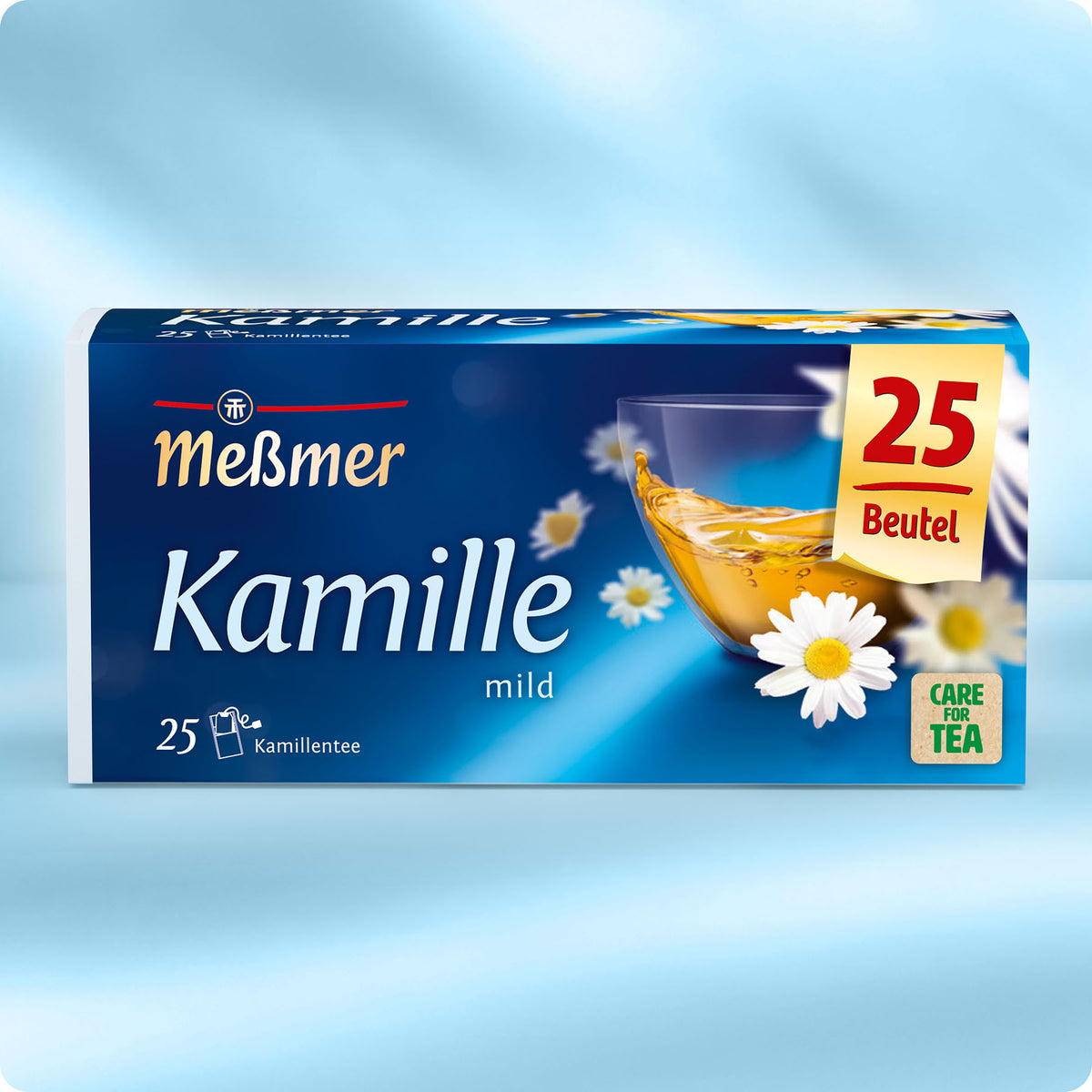 Verpackung von Meßmer Kamille mit 25 Teebeuteln, dargestellt vor einem hellblauen Hintergrund mit einer Tasse Kamillentee und einer stilisierten Kamillenblüte, betont milden Geschmack und Qualität.