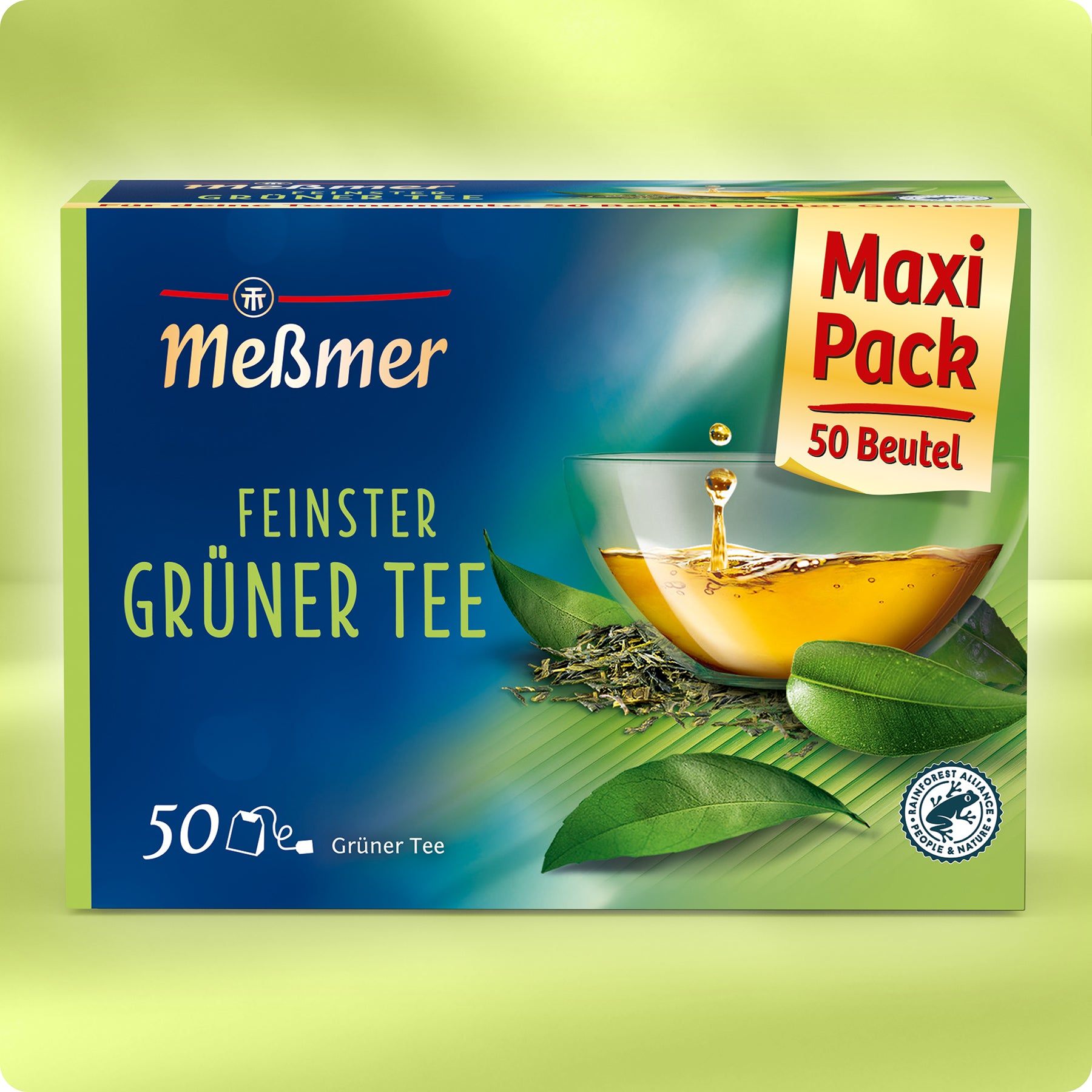 Meßmer DE Grüner Tee bietet hochwertigen deutschen Grüntee, der von Asien inspiriert ist. Die grün-blaue Schachtel zeigt ein Glas aufgebrühten Tee, lose Blätter und ist mit Maxi Pack 50 Beutel beschriftet.