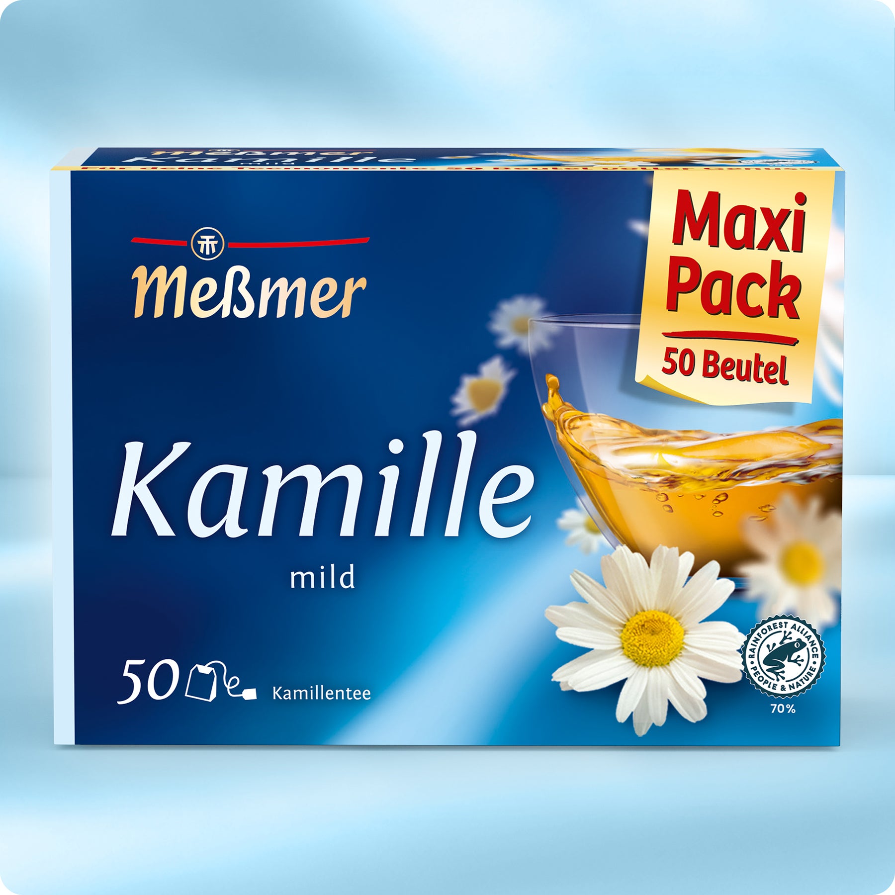 Meßmer DE Kamille: milder Kräutertee mit echten Kamillenblüten. Mit 50 Beuteln (Maxi-Pack) in einer blauen Schachtel mit Blume und einem Glas Tee. Genießen Sie den sanften Geschmack von Meßmer Kamille!.
