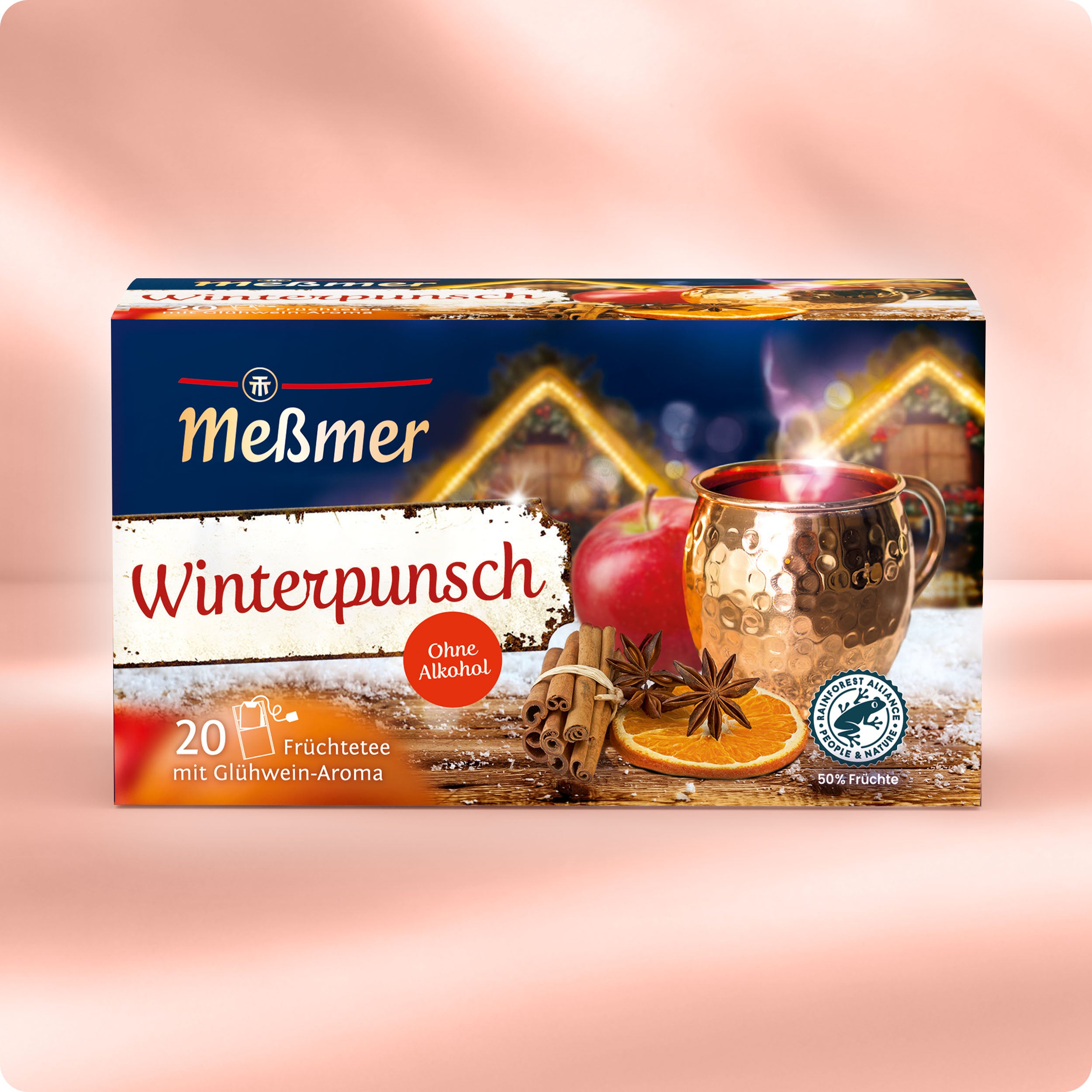 Eine Dose Meßmer DE Winterpunsch Früchtetee (alkoholfrei) mit Glühweingeschmack, abgebildet mit einer Kupferkanne, Apfel, Zimtstangen, Sternanis, Orangenscheiben und festlichen Lichtern.