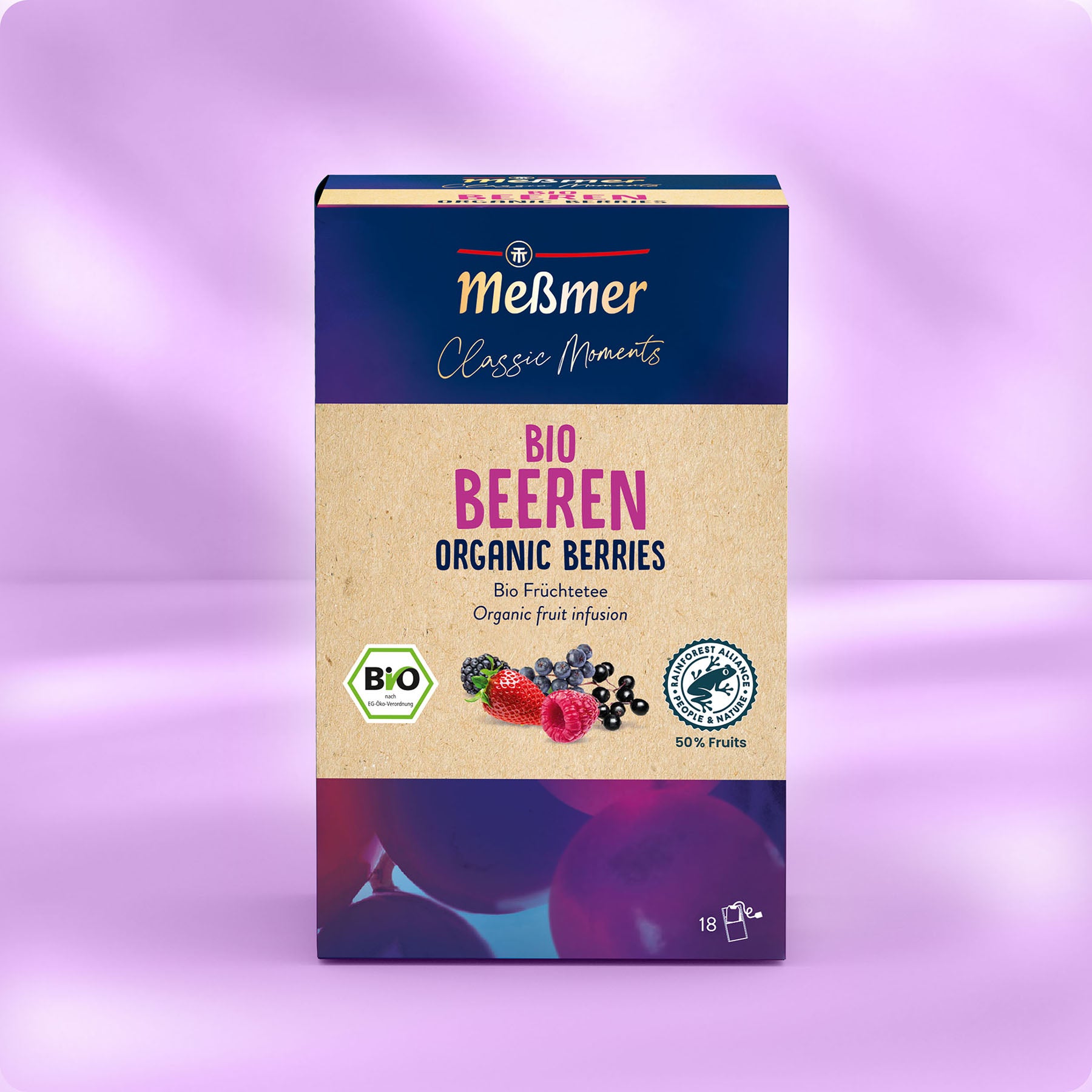 Eine Schachtel Meßmer DE Bio Beeren-Tee zeigt bunte Beeren-Grafiken auf einer lila-beigen Verpackung, zusammen mit den Logos der Bio-Zertifizierung.