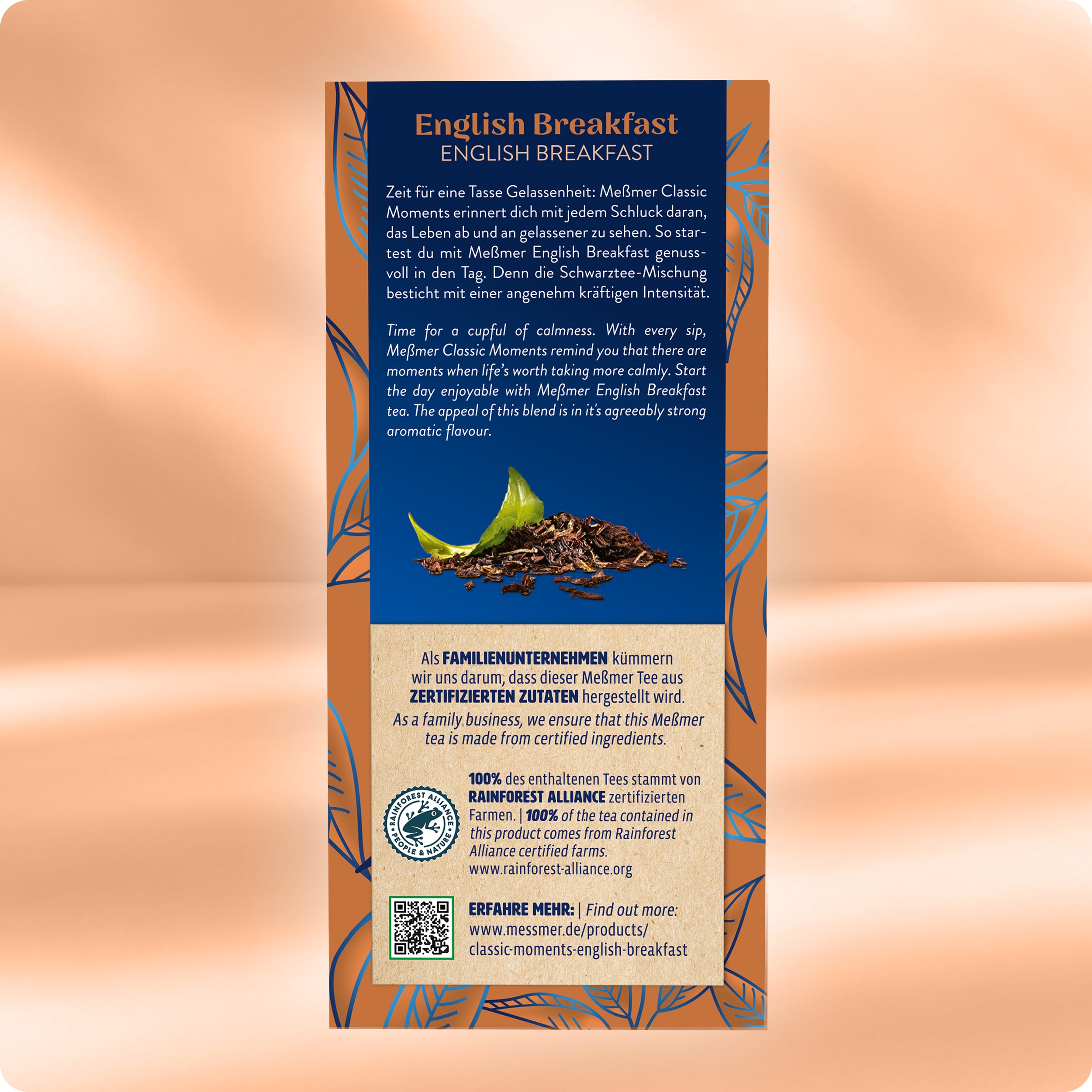 Rückseite der Verpackung von English Breakfast mit Beschreibung zur Geschmackserwartung, Zertifizierungshinweisen, Teeblättern und Blattsymbolik auf blau-beige gemustertem Hintergrund.