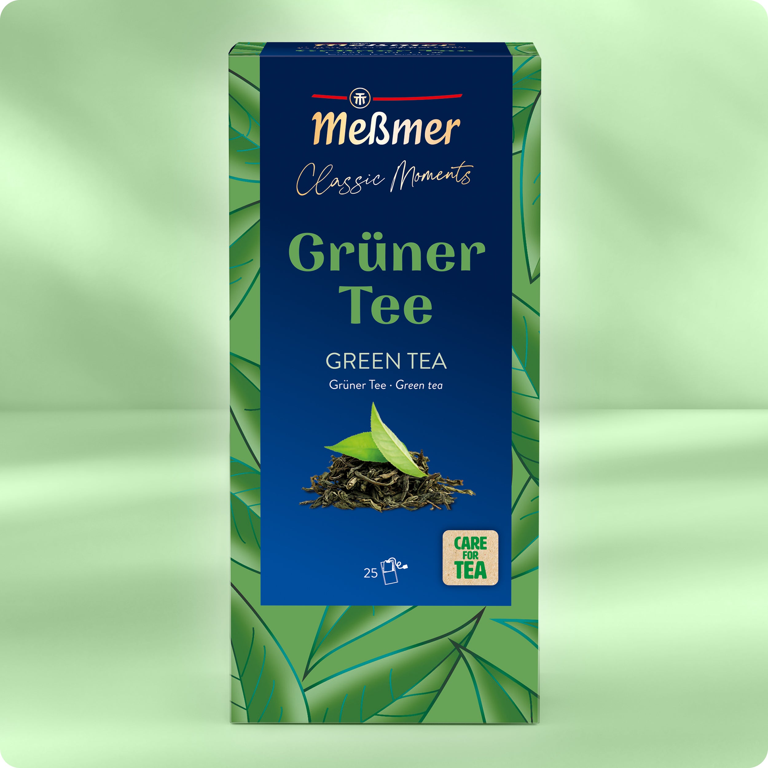 Verpackung von Grüner Tee mit grünem Blattmotiv, Teeblättern und Care for Tea Siegel, enthält 25 Teebeutel vor grünem Hintergrund.