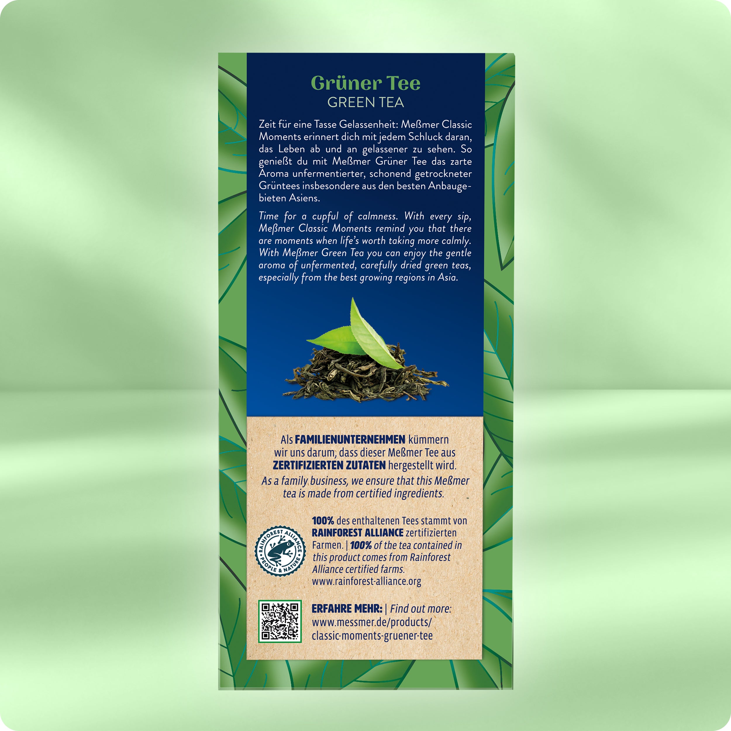 Rückseite der Verpackung von Grüner Tee mit Teeblättern, Beschreibung zur Ursprungslage, Hinweis auf zertifizierte Zutaten und Rainforest Alliance Siegel vor grünem Hintergrund.