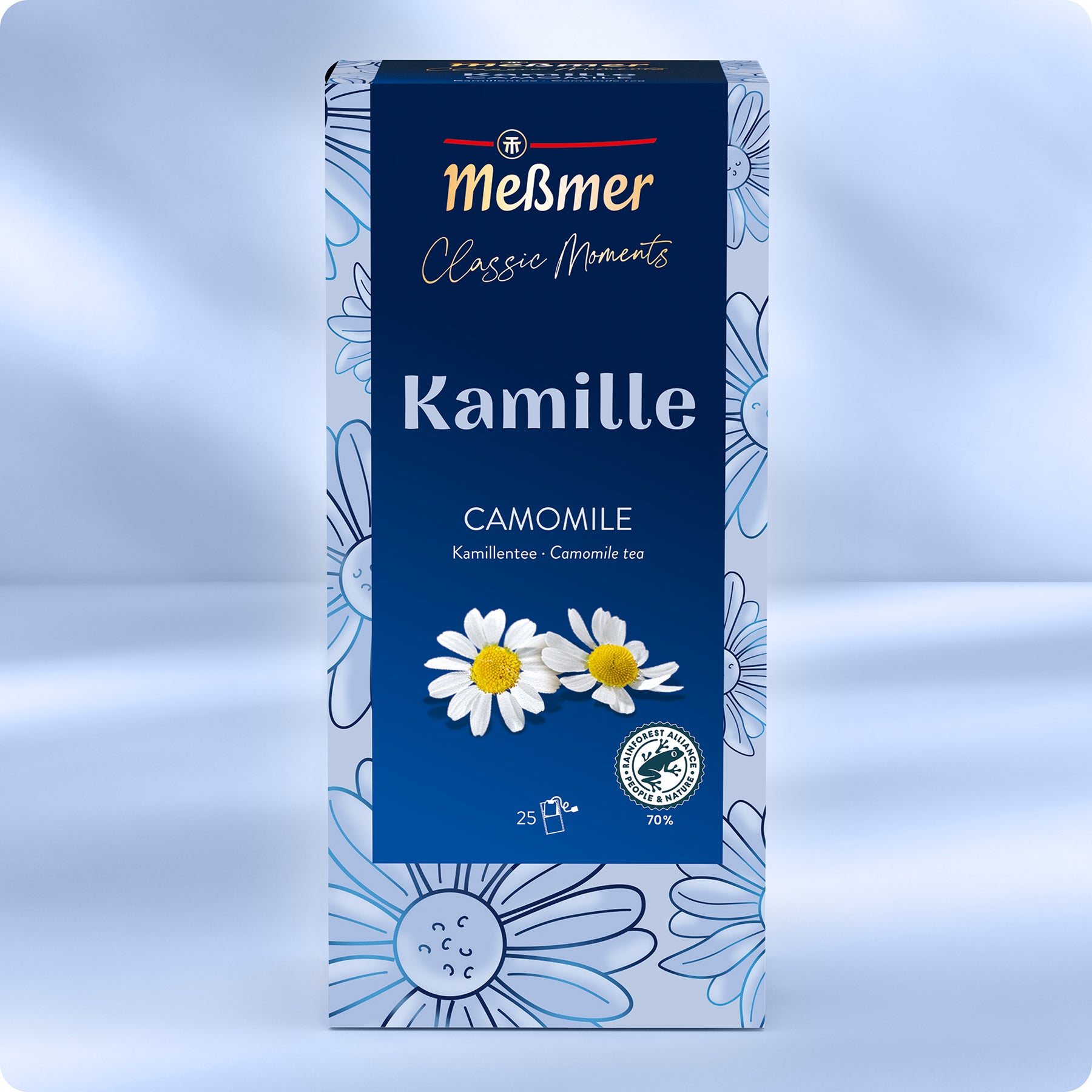 Eine blaue Schachtel Meßmer DE Kamille Tee mit weißen Kamillenblüten und deutsch/englischem Text. Sie enthält 25 Teebeutel, hat ein Nachhaltigkeitssiegel und ist perfekt für Kräutertee-Liebhaber.