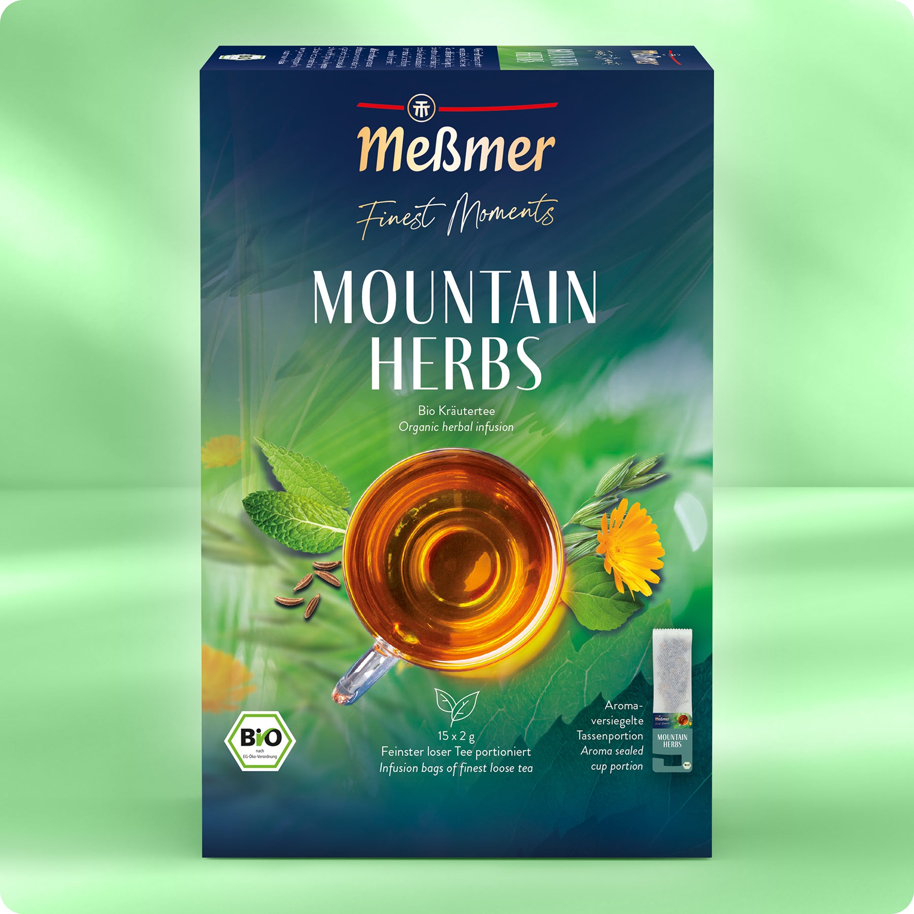 Schachtel Meßmer DE Bio-Bergkräutertee, mit klarer Tasse, Minzblättern und gelber Blüte auf grüner Verpackung. Sie unterstreicht seine Bio-Qualität und enthält 15 Portionsbeutel.