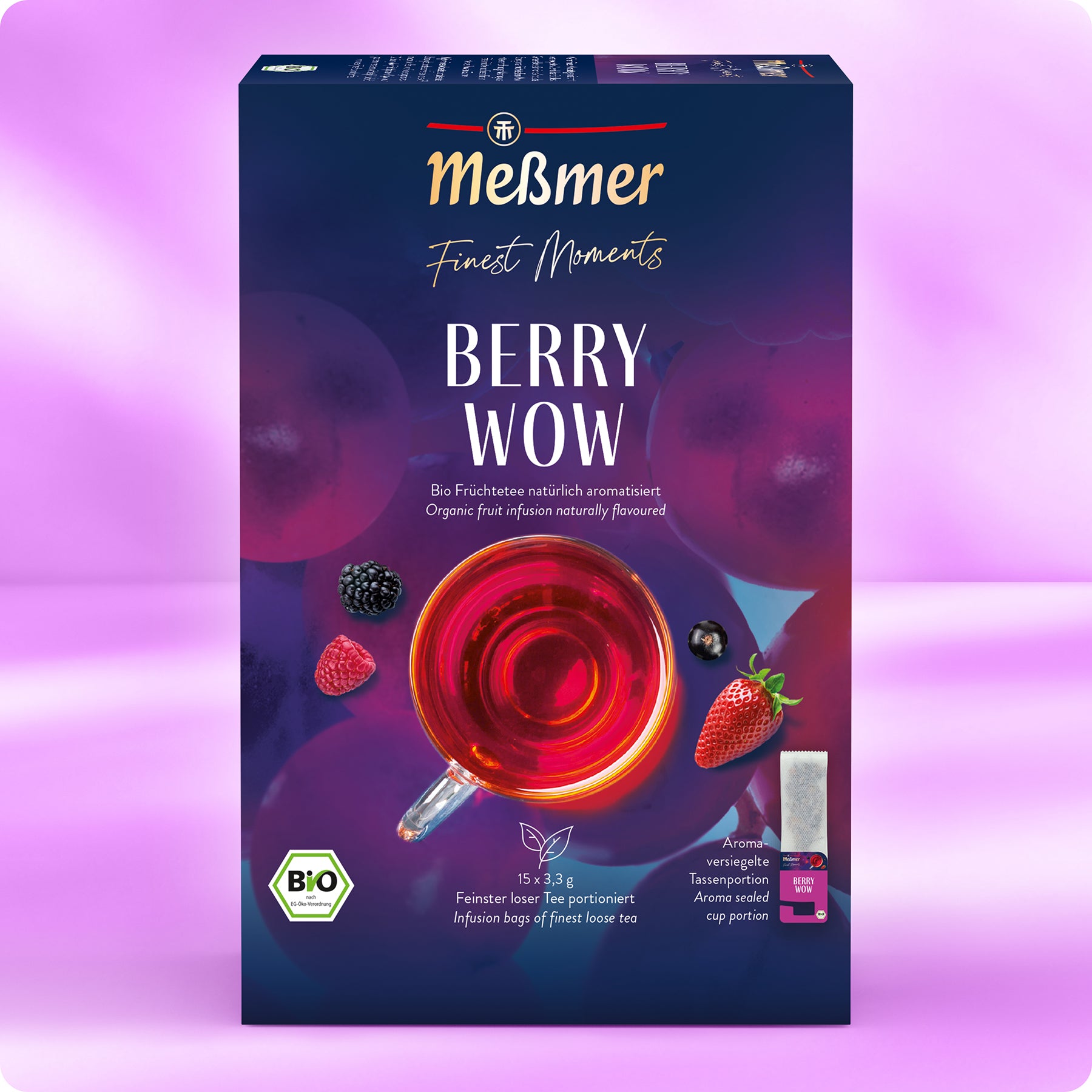 Eine Schachtel Meßmer DE Bio Berry Wow Tee präsentiert einen leuchtend roten Tee mit Brombeere, Himbeere, Erdbeere und Heidelbeere auf einem lila-rosa Hintergrund. Die Verpackung unterstreicht die Verwendung von Bio-Zutaten.