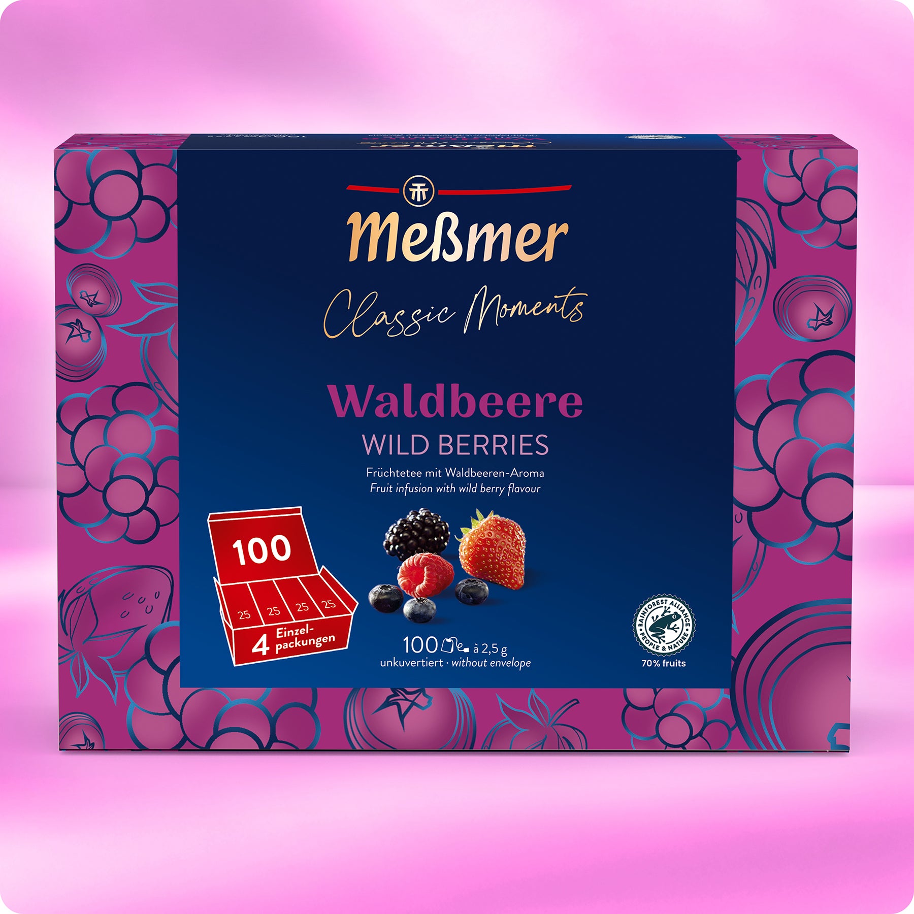 Eine Schachtel Meßmer DE Waldbeere-Tee mit vier Teebeuteln, einer Verpackung mit Beerenmotiven in Rosa und Violett und Bildern von verschiedenen Beeren auf einem passenden Hintergrund.