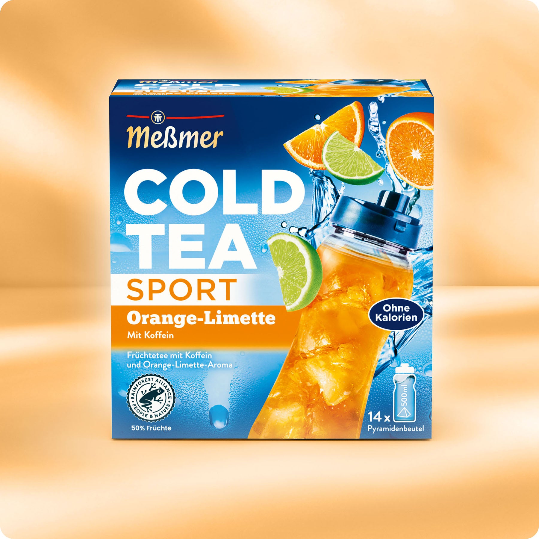 Abgebildet ist eine Schachtel Meßmer DE Cold Tea Orange-Limette mit Koffein. Die Verpackung hebt den erfrischenden Orangen-Limetten-Geschmack hervor, enthält Koffein und hat keine Kalorien.