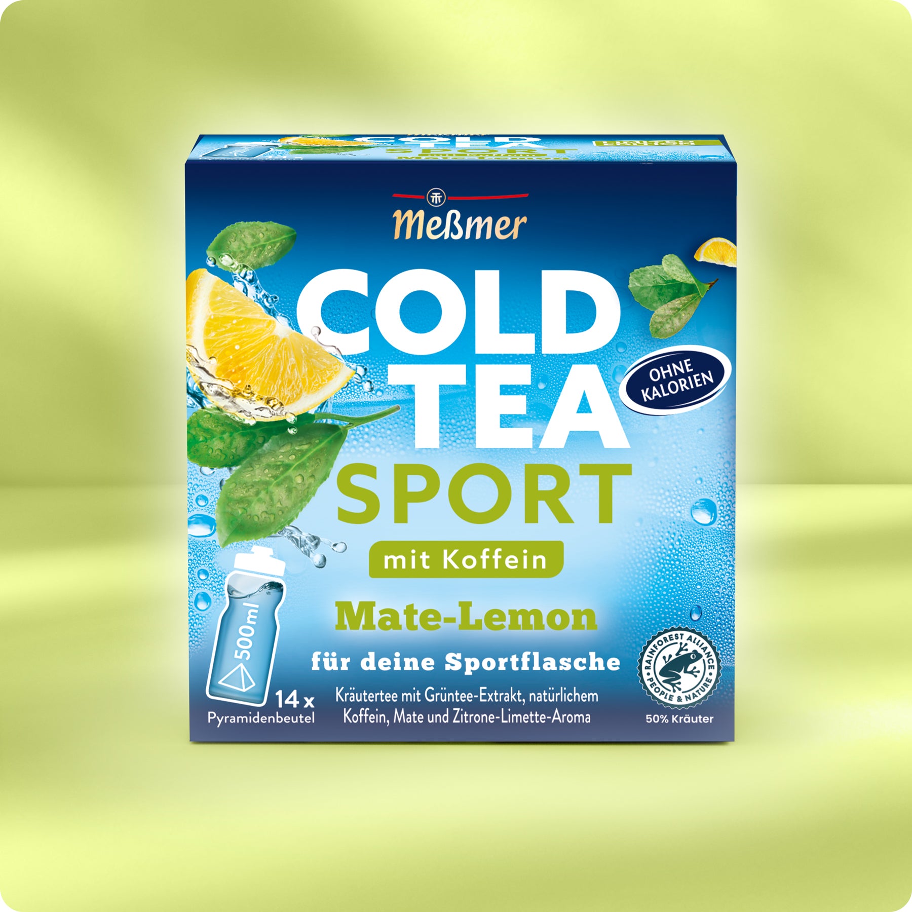 Eine Dose Meßmer DE Cold Tea Mate-Lemon mit Koffein, mit Zitrone, Minzblättern und Wasserspritzern auf hellgrüner Verpackung. Das Design betont "0 Kalorien" und eine erfrischende Mate-Mischung.