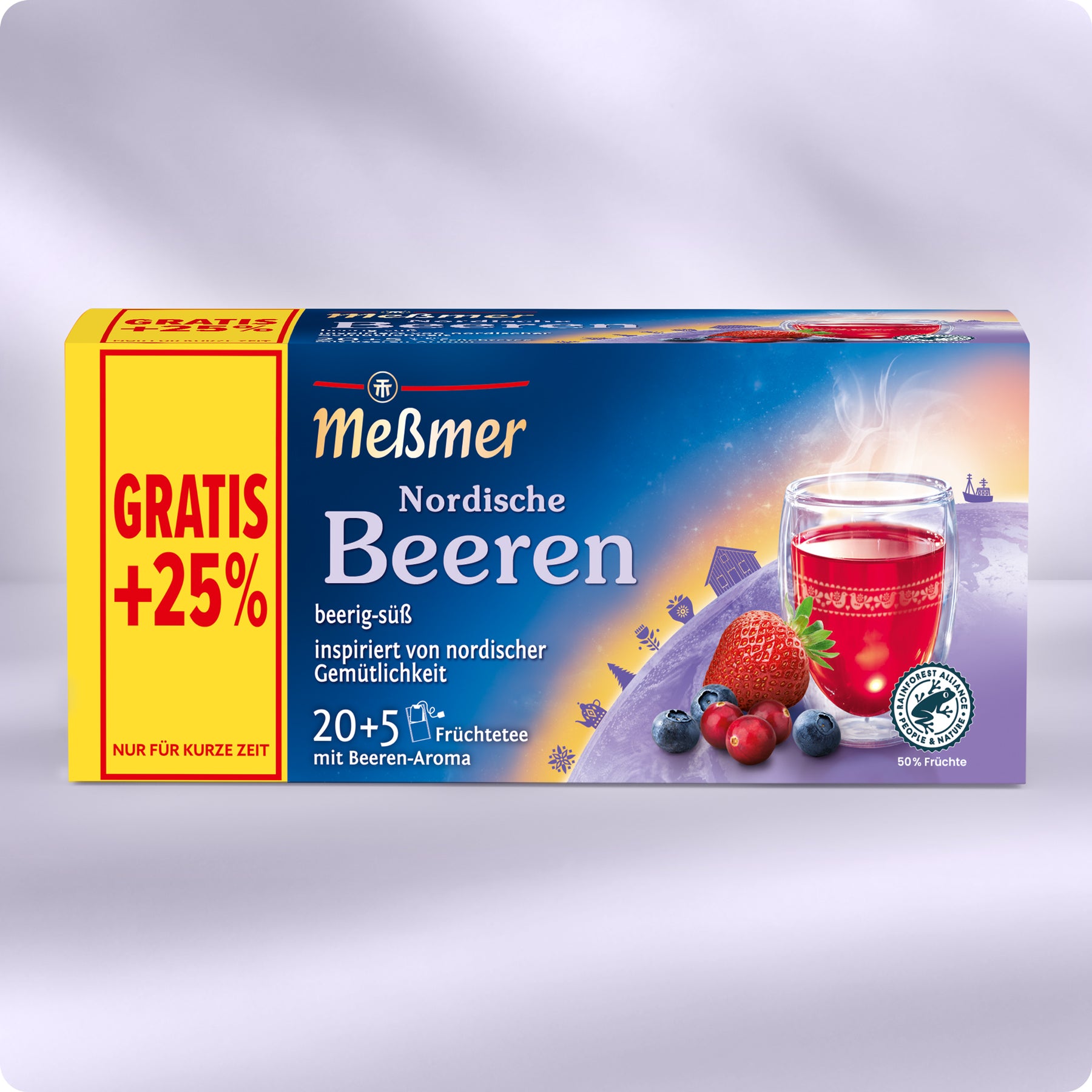 Eine Schachtel Meßmer Nordische Beeren Tee mit einem Beerenmotiv, einem roten Früchtetee im Glas und verschiedenen Beeren davor. Ein gelbes Etikett auf der linken Seite wirbt für GRATIS +25%.