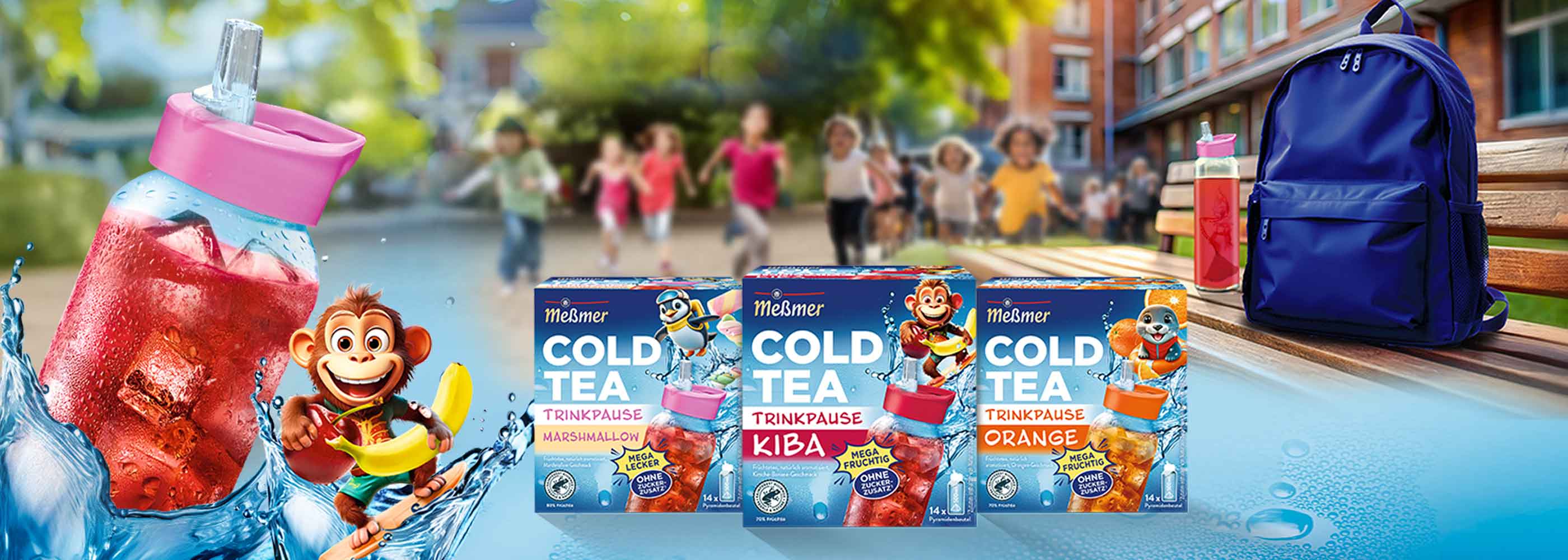 Drei Geschmacksrichtungen von Meßmer Cold Tea für Kinder werden vor einer Schulhofszene mit rennenden Kindern, einem Rucksack und einer rosa Wasserflasche gezeigt. Ein Cartoon-Affenmaskottchen erscheint neben den Teedosen.