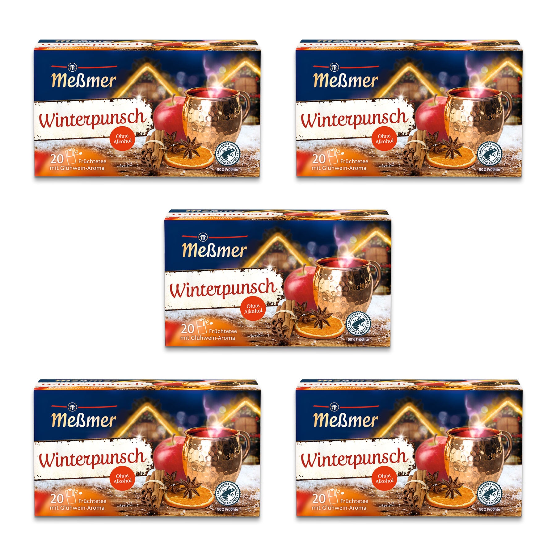 Fünf Schachteln Meßmer Winterpunsch sind ausgestellt, jede mit einer Kupferkanne Tee, einem Apfel, Gewürzen und einem schneebedeckten Holzhaus im Hintergrund, das an eine gemütliche Winterszene erinnert.