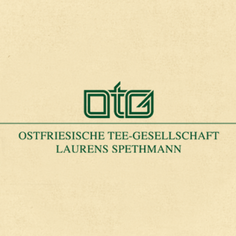 Logo mit grünen Buchstaben OTG über dem Text Ostfriesische Tee-Gesellschaft Laurens Spethmann auf beigem Hintergrund.