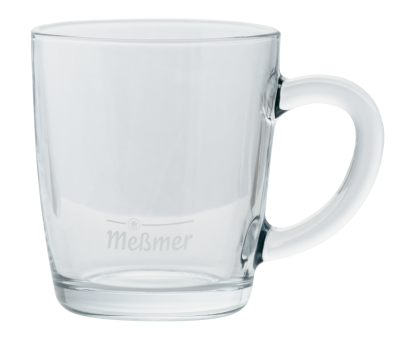 Das Meßmer DE Teebecher-Gläser-Set besteht aus Klarglasbechern mit großen Henkeln und dem geätzten Schriftzug "Meßmer" am Boden. Die Becher sind spülmaschinenfest und perfekt für die Gastronomie. Jeder Becher ist leer und wird vor einem schlichten weißen Hintergrund präsentiert.