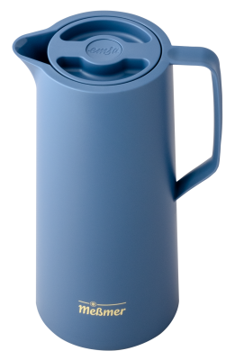 Die emsa Thermoskanne 1L von Meßmer DE ist eine blaue Isolierkanne mit Henkel und Deckel, die das Meßmer-Logo in Gold am Boden trägt und mit skandinavischen Designelementen akzentuiert ist.