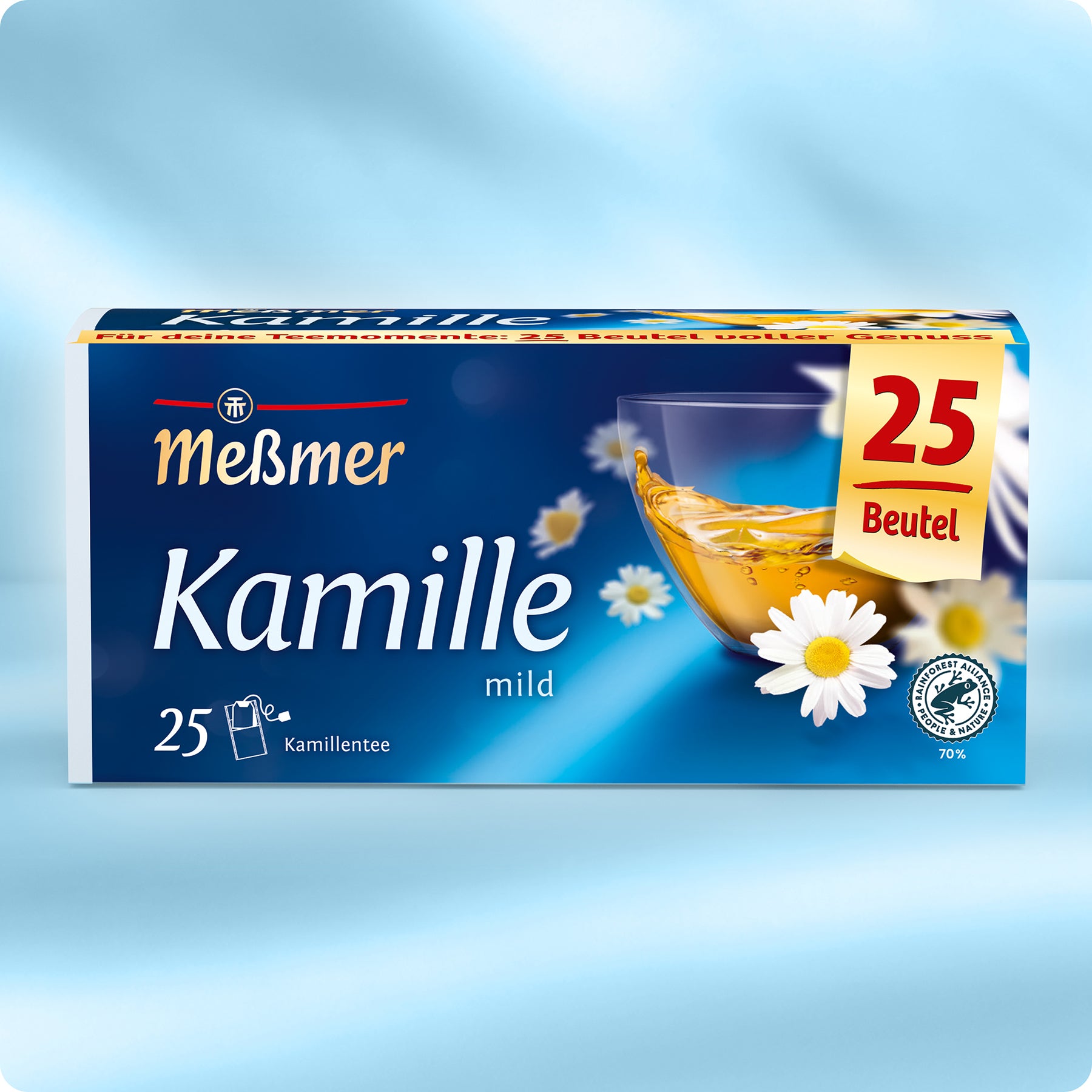 Schachtel Meßmer DE Kamille Tee mit 25 Beuteln, abgebildet mit einer Glastasse, Kamillenblüten und einem blauen Hintergrund. Die Verpackung unterstreicht seinen milden Geschmack.