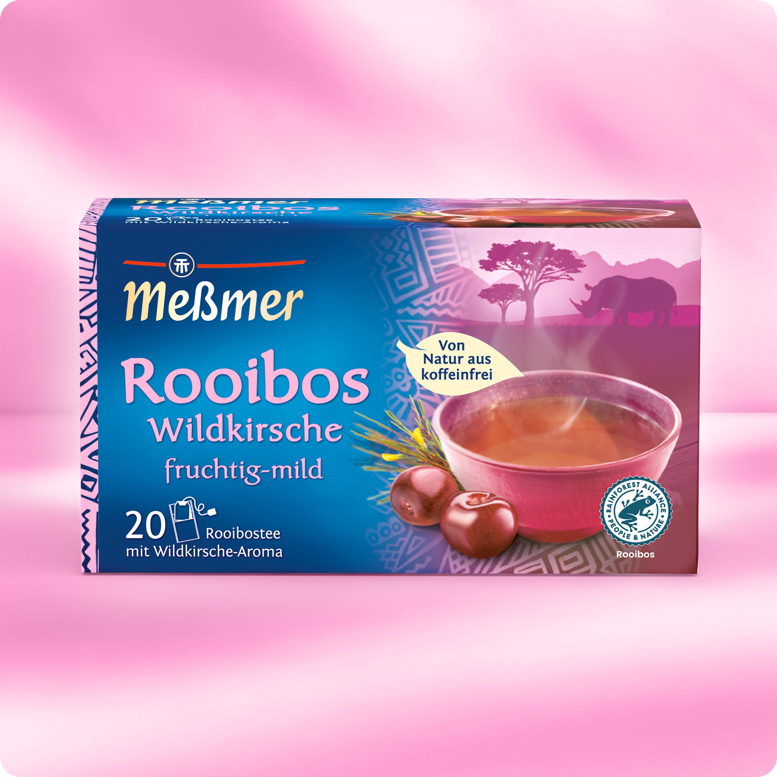 Eine Schachtel Meßmer DE Rooibos Wildkirsche Tee auf rosa Hintergrund, mit einer Tasse Tee, Wildkirschen, Savanne mit Nashorn und Text: "fruchtig, mild und koffeinfrei.