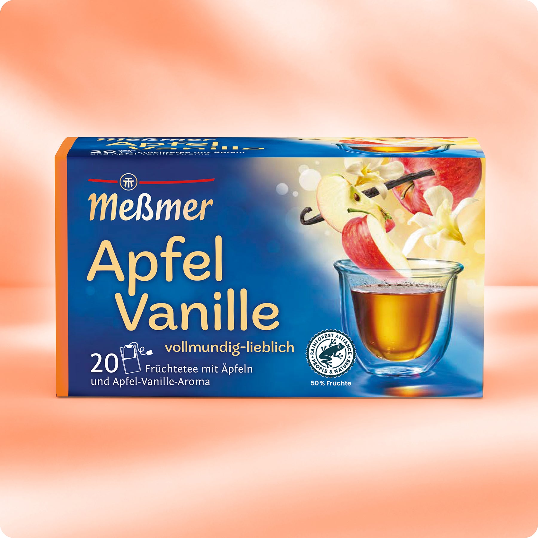 Eine Schachtel Meßmer DE Apfel-Vanille Tee mit Äpfeln, Vanille und einem Teeglas auf der Vorderseite. Die blau-orangefarbene Verpackung enthält 20 Teebeutel.