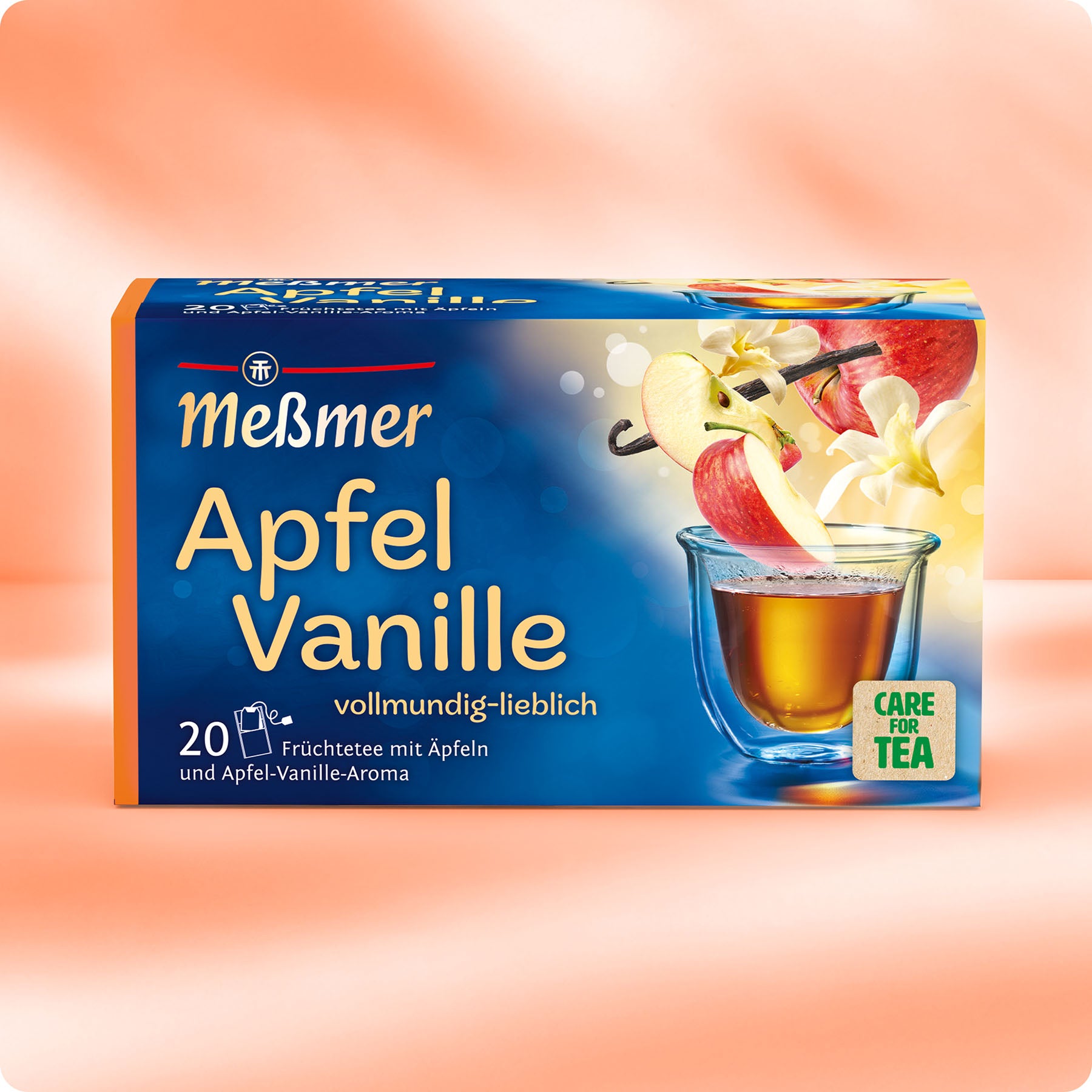 Apfel-Vanille Früchtetee Packung mit Apfelscheiben, Vanilleschoten und einem Glas Tee vor hellem orangefarbenem Hintergrund.