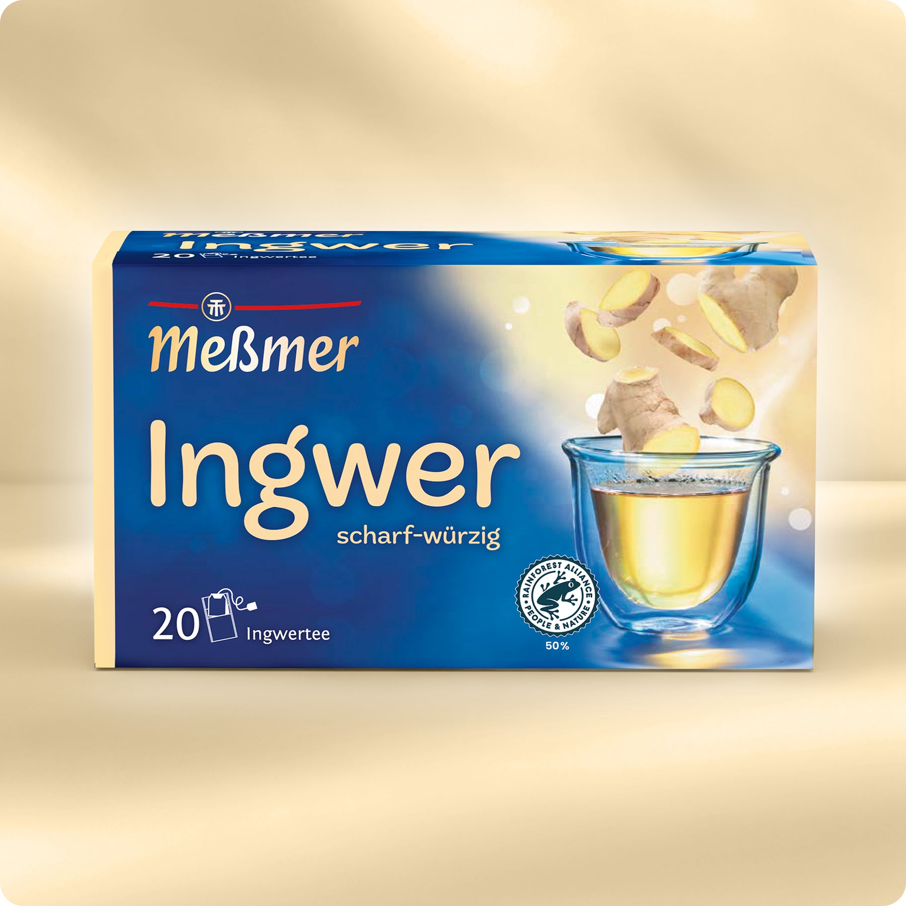 Eine Schachtel Meßmer DE Ingwer-Tee besteht aus einer Glastasse mit Ingwerscheiben, einer blau-gelben Verpackung mit der Aufschrift "Würziger Geschmack" und enthält 20 Teebeutel.
