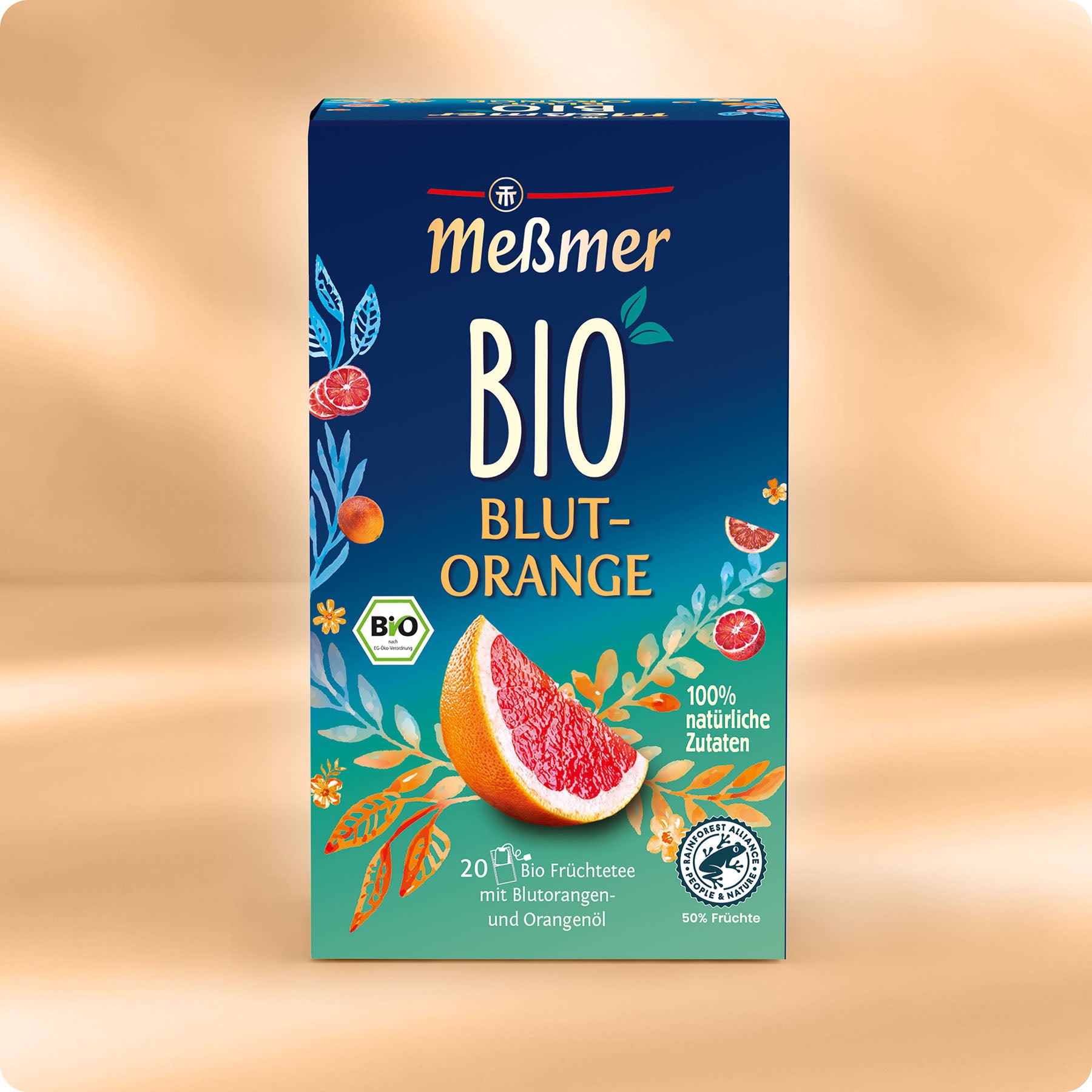Eine Schachtel Meßmer DE Bio Blutorange Tee zeigt Bilder von Blutorangen, Blüten und Blättern auf blau-orangem Hintergrund. Die Verpackung zeigt 20 Früchteteebeutel mit frischem, fruchtigem Geschmack und Bio-Zutaten.
