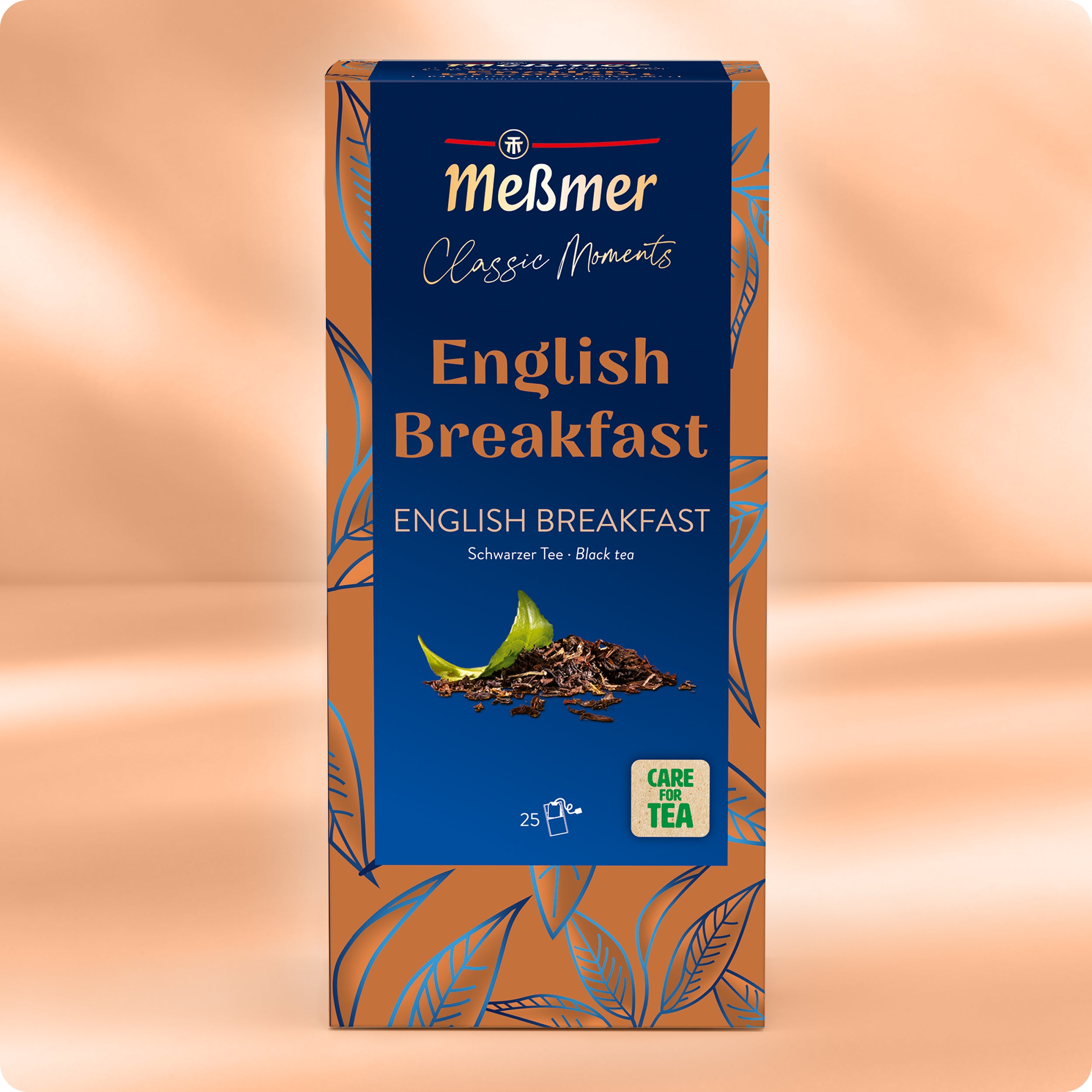 Verpackung von Meßmer English Breakfast schwarzer Tee mit Teeblättern und grünem Blattmotiv auf blau-braunem Hintergrund, inklusive Care for Tea Siegel und 25 Teebeuteln.