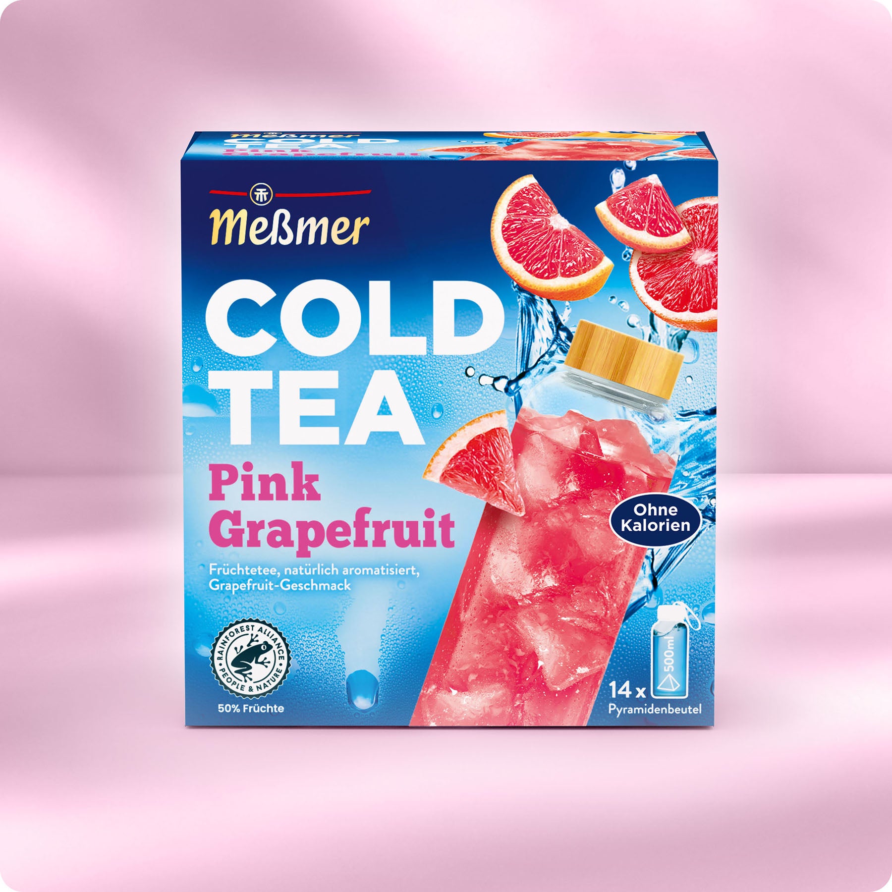 Eine Packung Meßmer DE Erkältungstee Pink Grapefruit mit 14 Pyramidenteebeuteln, die mit leuchtenden Grapefruitscheiben versehen sind. Dieses erfrischende, kalorienfreie Getränk enthält 50% Fruchtanteil und kann als rosa Eistee genossen werden.
