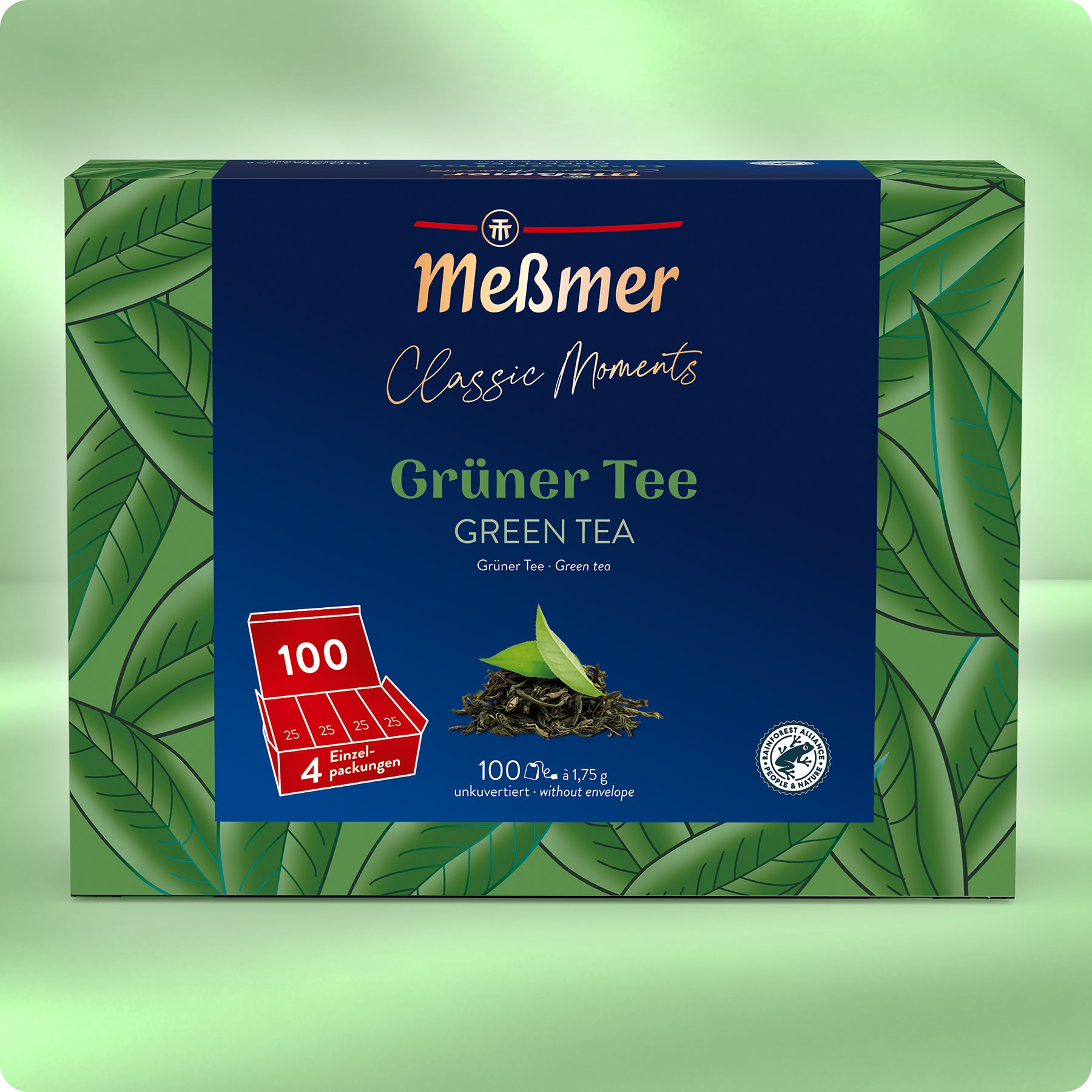 Eine grüne Meßmer DE Grüner Tee Schachtel mit Teeblättern und einem Pyramidensäckchen enthält 100 umhüllte Grüntee-Beutel, die vor einem blattgrünen Hintergrund abgebildet sind.