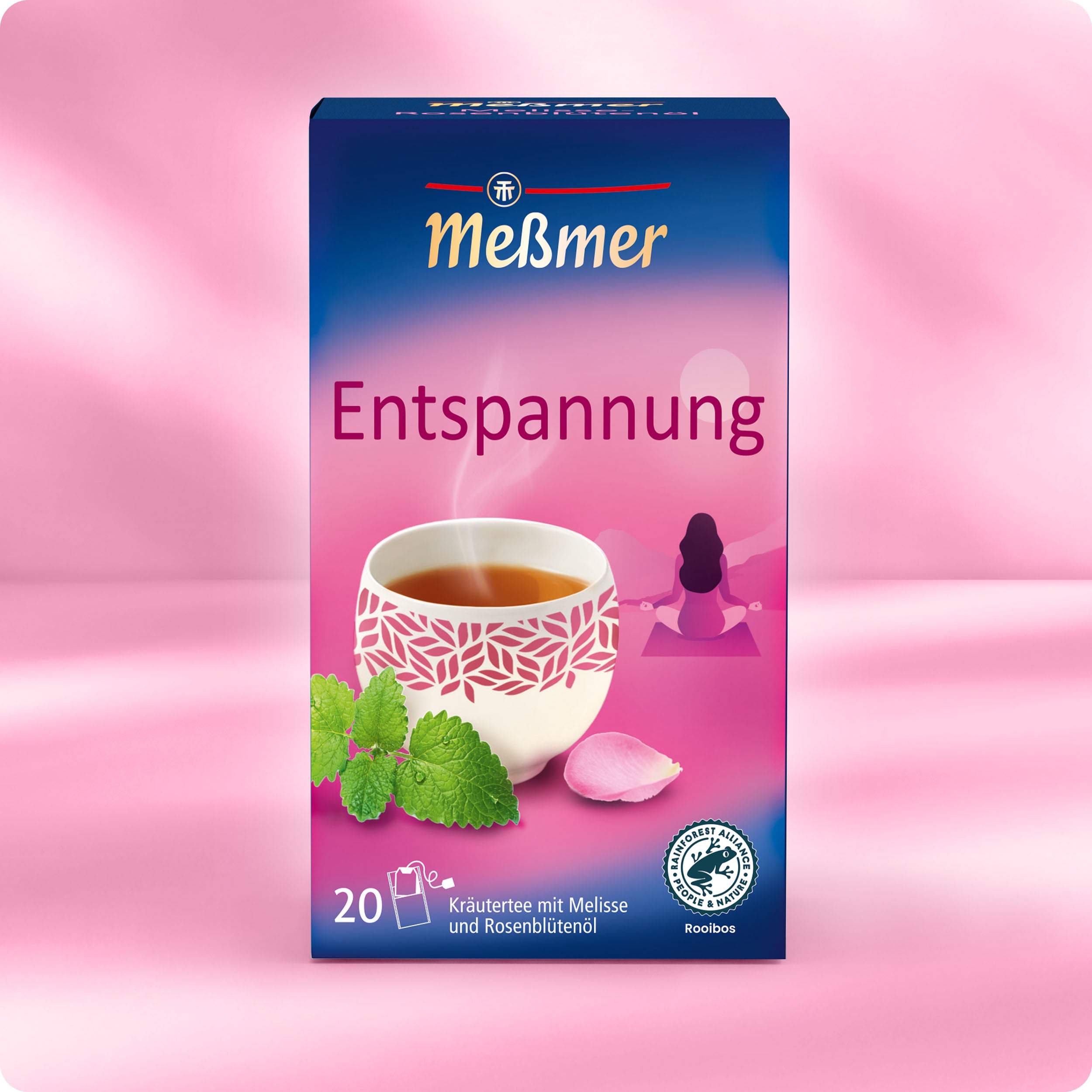 Schachtel Meßmer DE Entspannung Kräutertee (20 Beutel) mit einer Teetasse, Melissenblättern, einem Rosenblatt und einer meditierenden Person auf rosa Hintergrund. Perfekt für wohltuende Entspannung.