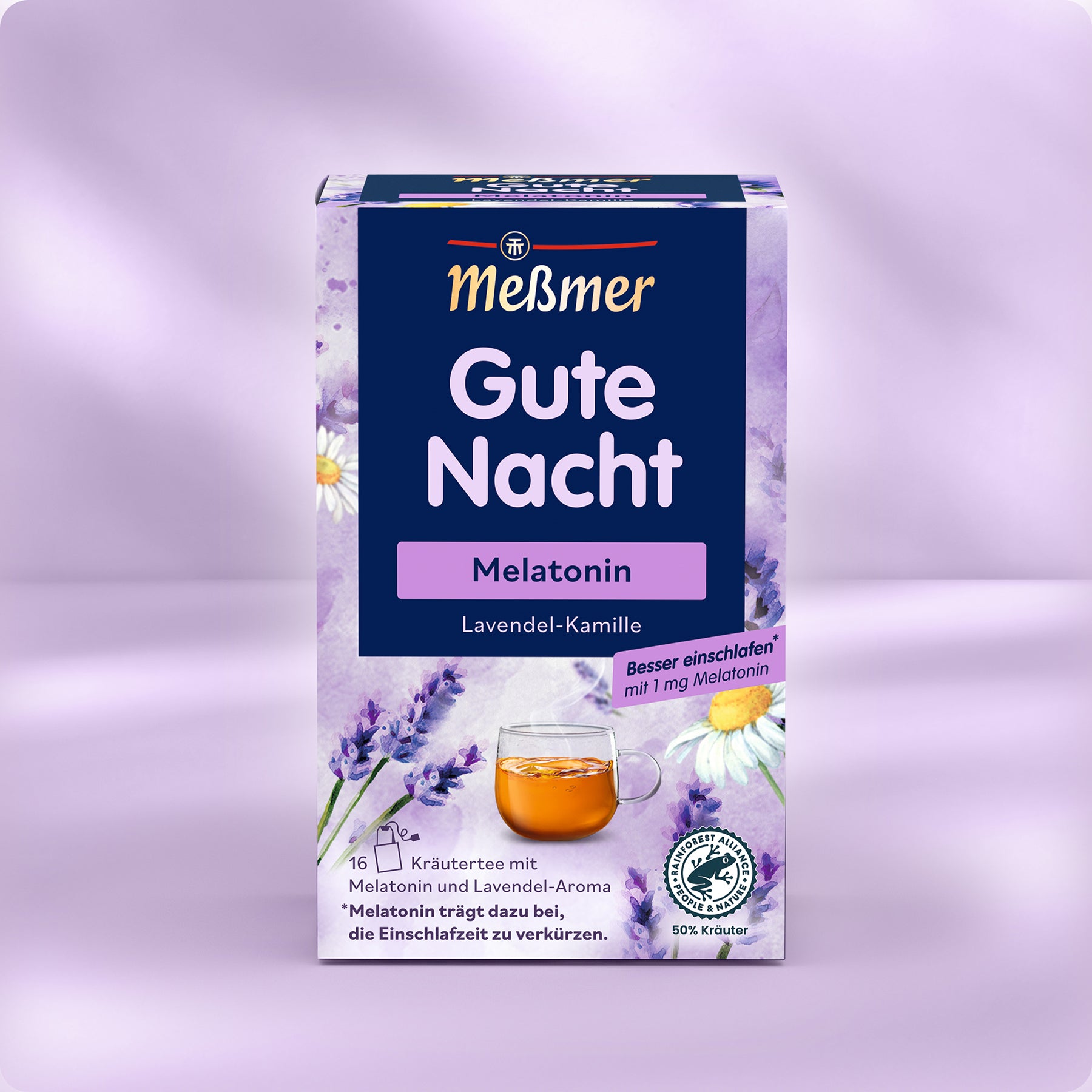 Meßmer DE Gute Nacht Tee ist eine Kräutermischung mit Melatonin, Lavendel und Kamillenblüten. Die lilafarbene Schachtel zeigt eine Teetasse und hebt die Vorteile für einen besseren Schlaf hervor, wobei die Einbeziehung von Melatonin betont wird.