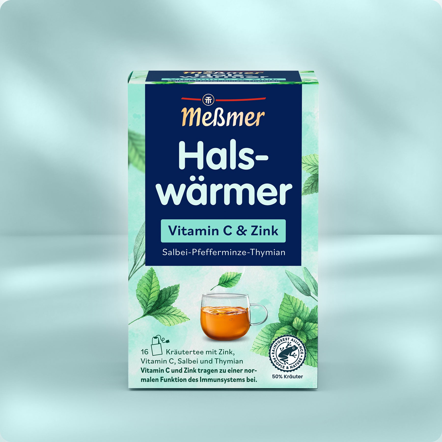 Auf einer hellblauen Fläche ist eine Schachtel Meßmer DE Halswärmer abgebildet, die mit Vitamin C und Zink für das Immunsystem ausgestattet ist und auf deren Verpackung Salbeiblätter und ein Glas Tee abgebildet sind.