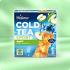 Verpackung von Cold Tea Apfel mit Zink und Vitamin C mit Darstellung eines erfrischenden Eistees in Sportflasche, umgeben von Apfelscheiben und Wasser, Hinweis auf kalorienfreies Getränk und Care-for-Tea-Siegel.