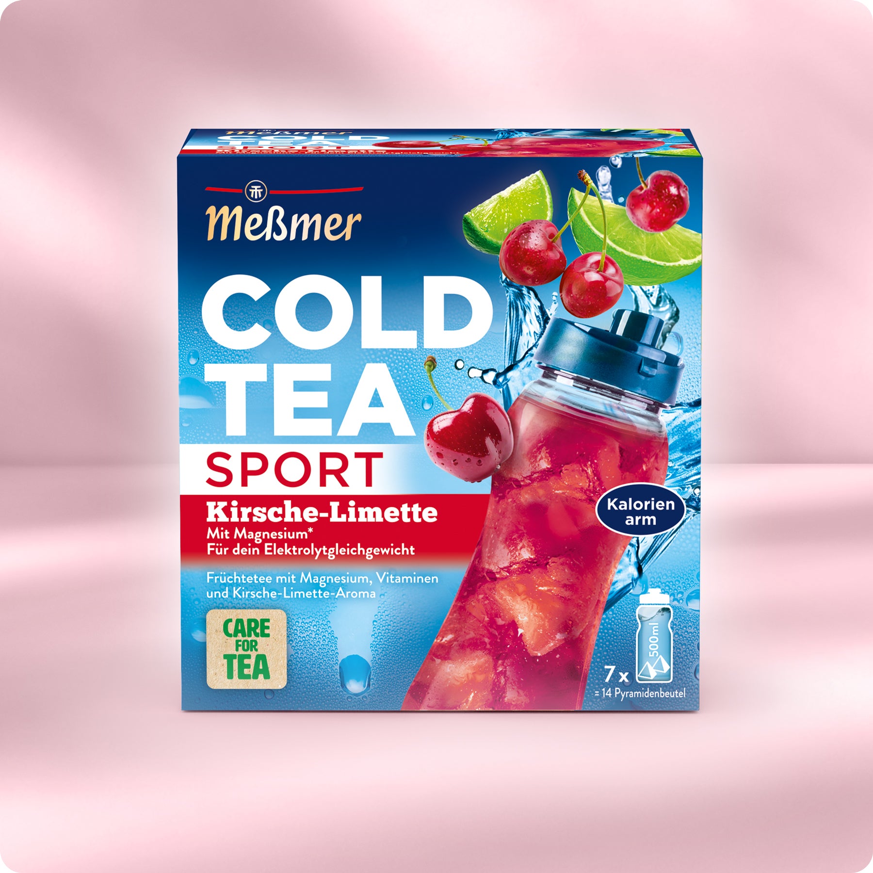 Eine Schachtel Meßmer Cold Tea Sport in der Geschmacksrichtung Kirsche-Limette wird mit Abbildungen von Kirschen, Limettenscheiben und einer mit rotem Eistee gefüllten Wasserflasche auf einem rosa Hintergrund gezeigt. Die Verpackung hebt den Magnesiumgehalt und den geringen Kaloriengehalt hervor.
