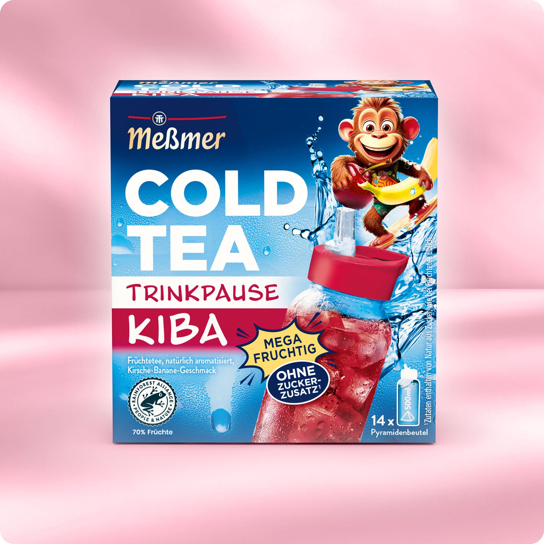 Eine Dose Meßmer DE Cold Tea Kirsch-Banane mit einem Cartoon-Affen mit Kirschen und einer Banane, einer Flasche rosa Tee mit spritzendem Wasser und den Aufschriften "Mega Fruchtig" und "Ohne Zuckerzusatz".
