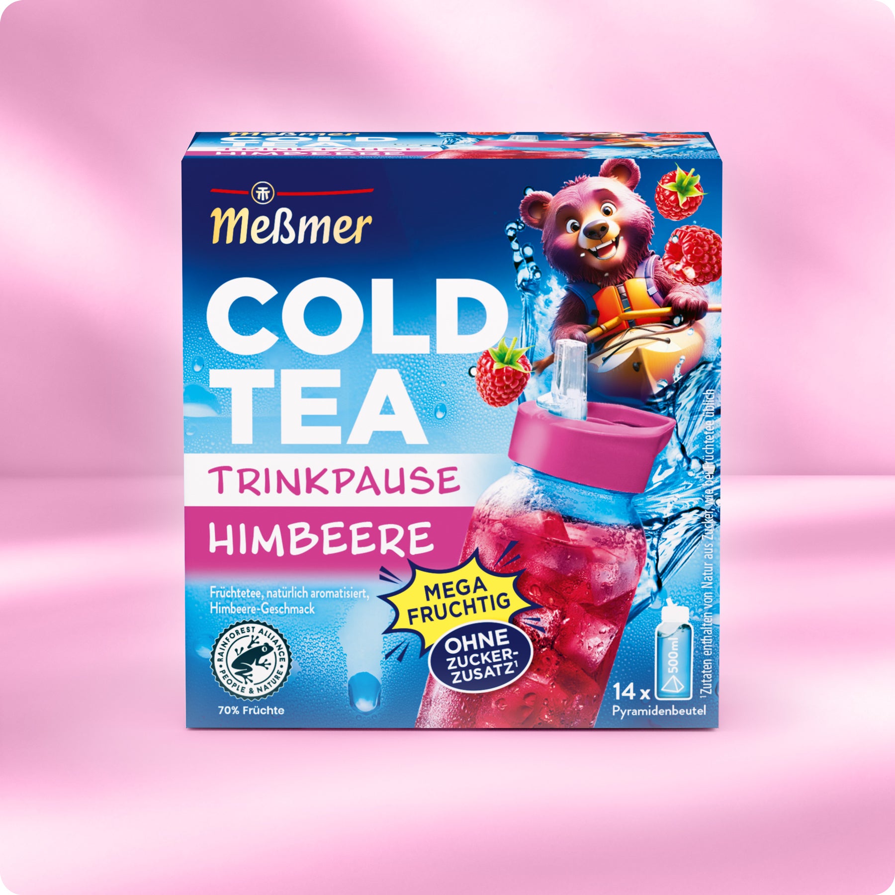 Eine Schachtel Meßmer DE Cold Tea Himbeere zeigt Himbeerbilder, einen glücklichen Bären mit einem Glas und eine rosa Eisteeflasche auf einem leuchtend rosa Hintergrund. Die Verpackung betont den Verzicht auf Zuckerzusatz und den erfrischenden Geschmack von Himbeeren.