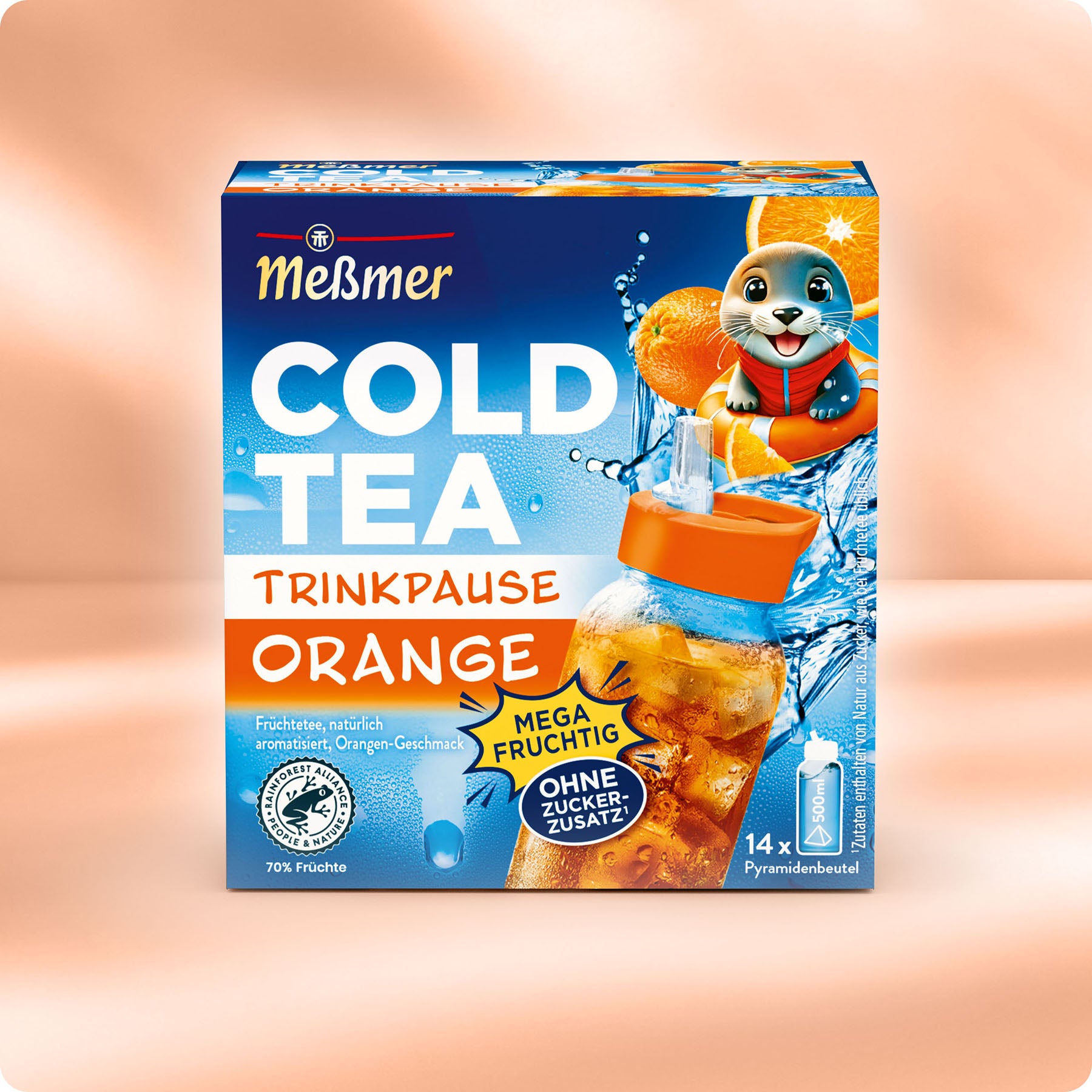 Dose Meßmer DE Cold Tea Orange, mit orange-blauem Motiv, das ein Siegel mit einem Schwimmring aus Orangenscheiben zeigt, einer Glasflasche mit erfrischendem kaltem Tee und einem auffälligen Etikett mit der Aufschrift Ohne Zuckerzusatz".
