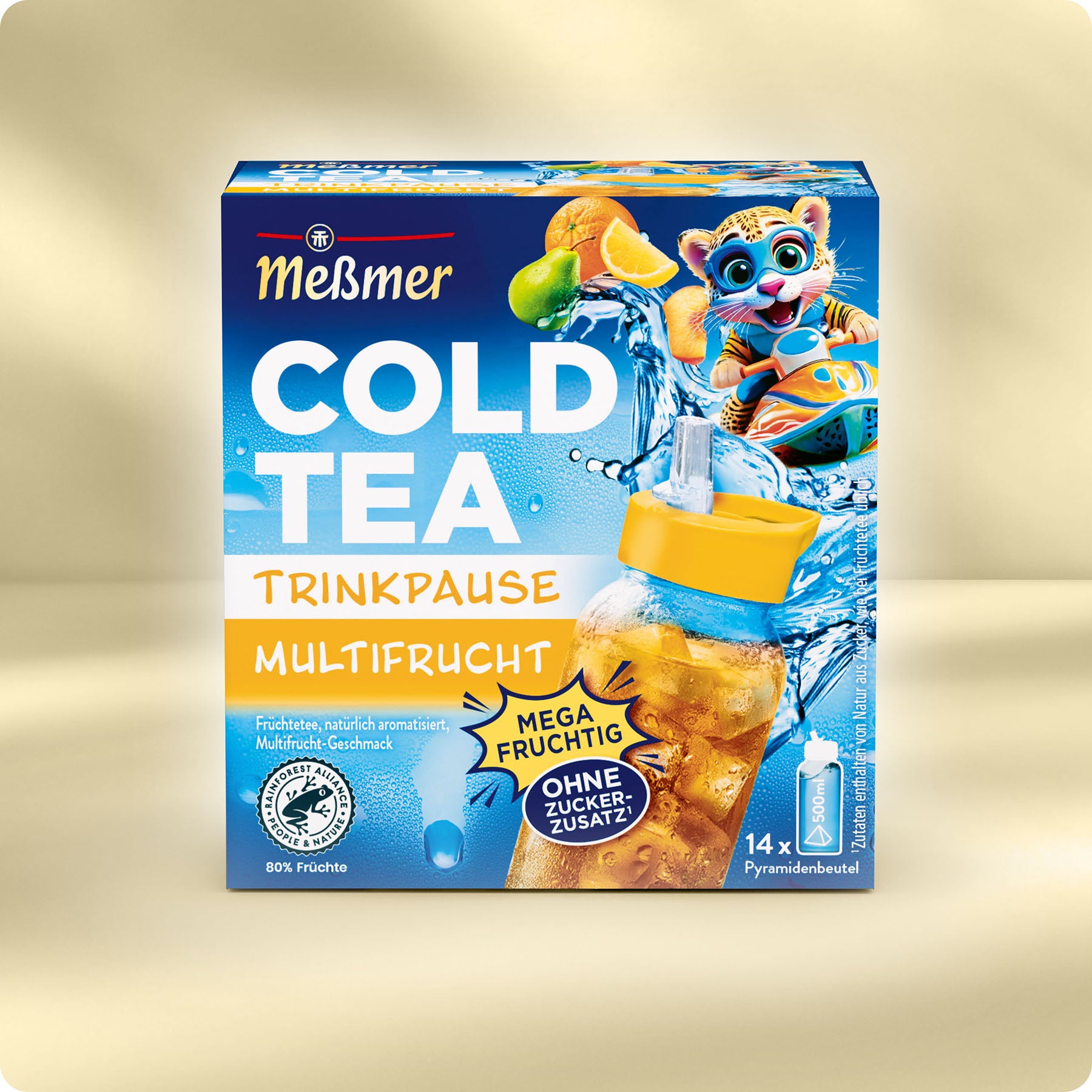 Meßmer DE Cold Tea Multifrucht bietet einen erfrischenden Geschmack, der auf der Verpackung mit Früchten, Eistee in einer Glasflasche und einem Cartoon-Waschbären auf einem Wagen dargestellt ist. "Ohne Zuckerzusatz" ist hervorgehoben - ideal für den Genuss unterwegs.