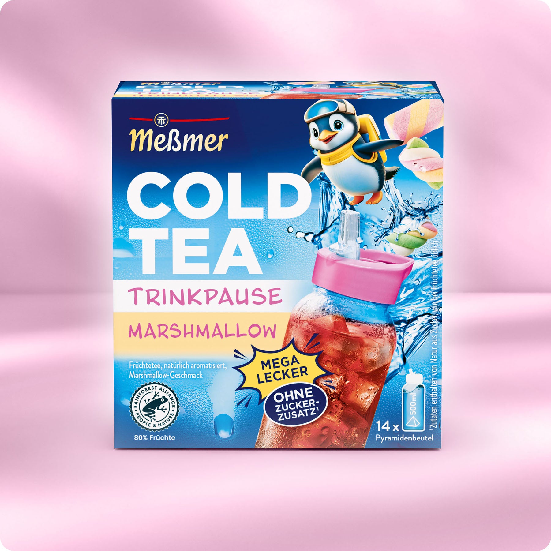 Eine Schachtel Meßmer DE Cold Tea Marshmallow mit Pinguin-Maskottchen, rosa Trinkflasche, Frucht- und Marshmallow-Grafik, Etikett "ohne Zuckerzusatz" und 14 Pyramiden-Teebeuteln.