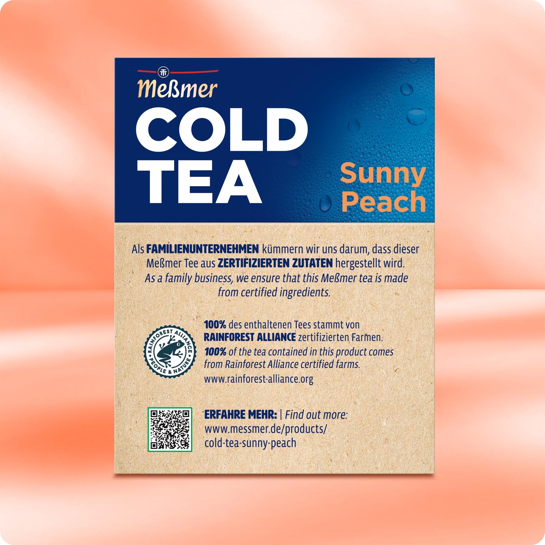 Rückseite der Verpackung von Cold Tea Sunny Peach mit Informationen zur Herstellung aus zertifizierten Zutaten eines familiengeführten Betriebs, Rainforest Alliance-Siegel und QR-Code für weitere Produktdetails.