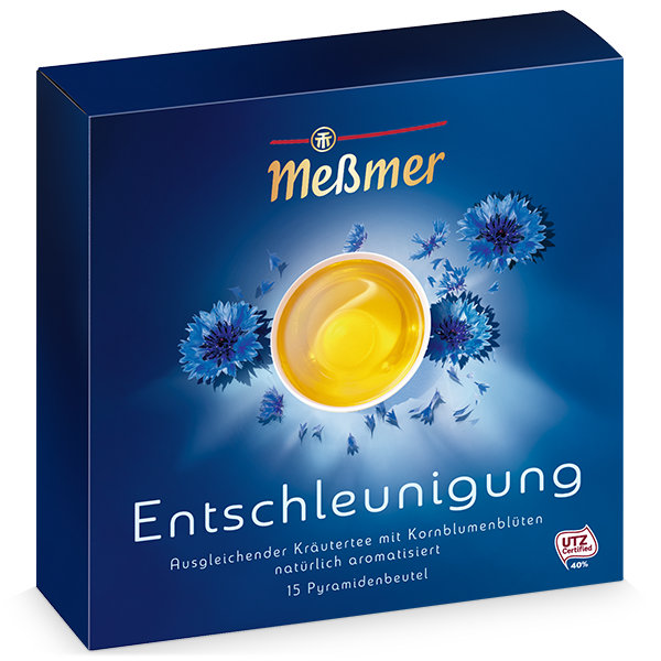 Salbei-Honig-Vanille Kräutertee in blauer Verpackung mit Kornblumenblüten und einer Tasse hellem Tee in der Mitte der Schachtel.
