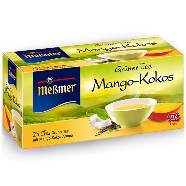 Packung Grüner Tee mit Mango-Kokos-Geschmack, Nahaufnahme einer Tasse mit heißem Tee, im Hintergrund Teeblätter und frische Mangos und Kokosnüsse, Produktname Süßer Rhabarber sichtbar.