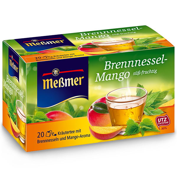 Teebeutel mit Kräutertee-Brennnessel und Mango, dampfende Tasse, natürliche Zutaten präsentiert, Produktkonzept Salbei-Honig-Vanille.