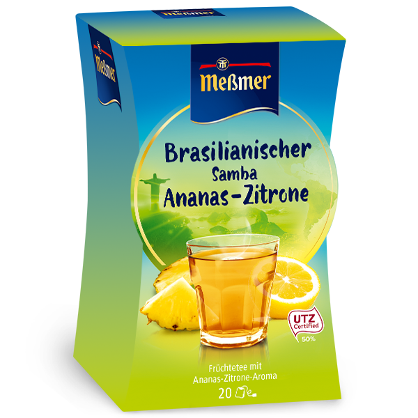 Verpackung des Holi Indische Mango Früchtetees mit Ananas-Zitrone-Aroma und einem Glas Tee vor frischer Ananas und Zitronenscheibe auf blau-grünem Hintergrund.