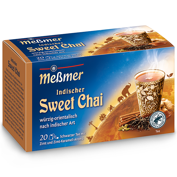 Verpackung von würzig orientalischem indischen Sweet Chai Tee mit Zimt und Karamell, inklusive dekorativem Glas, vor blau-goldenem Hintergrund, Spanische Orange.