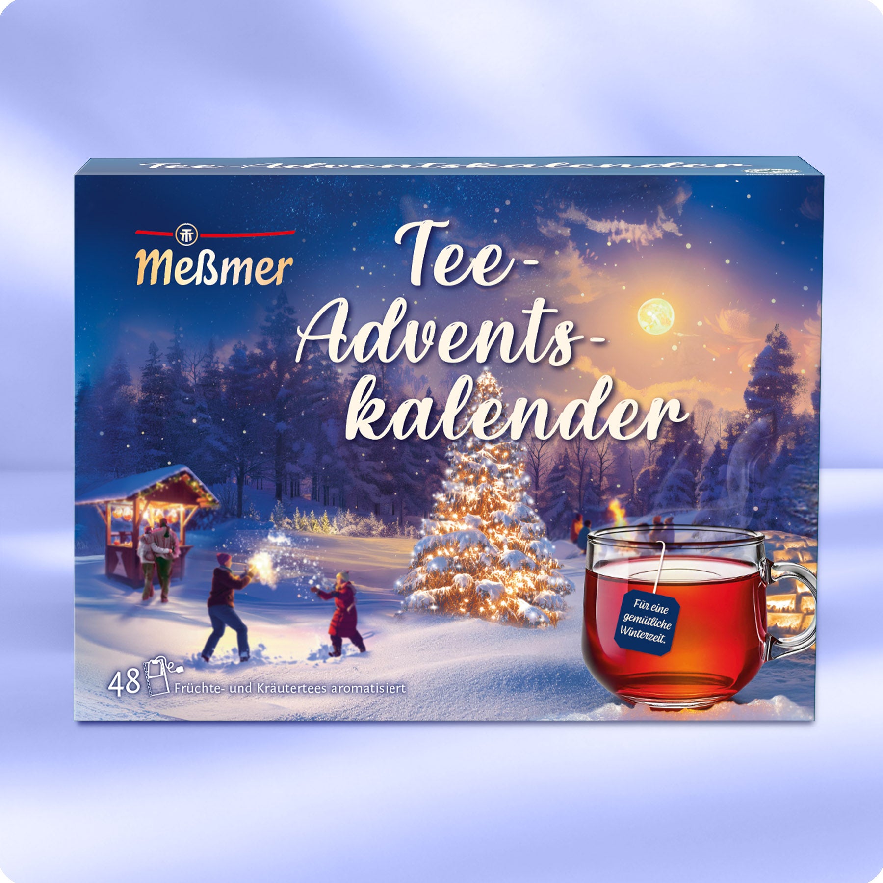 Meßmer Tee-Adventskalender mit winterlichem Motiv, leuchtendem Weihnachtsbaum und Tasse Tee, gefüllt mit 48 aromatisierten Früchte- und Kräutertees.