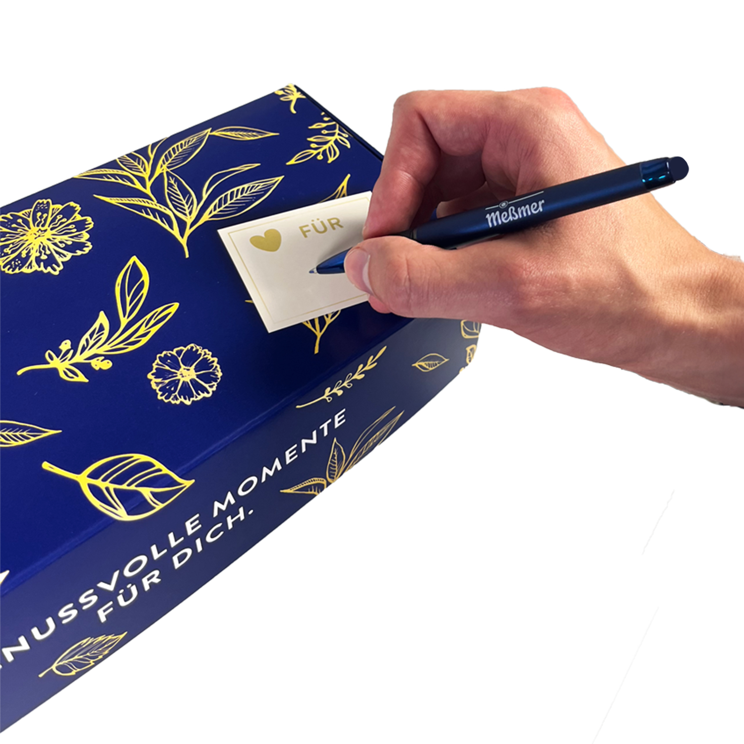 Tee Geschenkbox Around the World mit blau-goldenem Design, beschriftbares Etikett und verschiedenen Ländertees als persönliches Geschenk für genussvolle Momente.