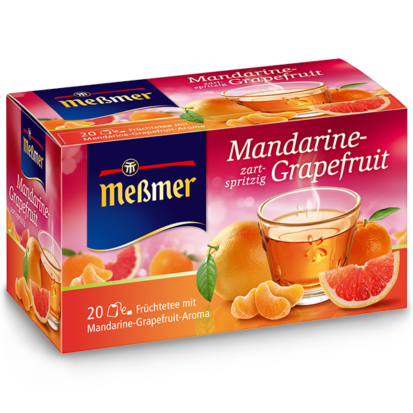 Verpackung von Mandarine Grapefruit (Kopie) Früchtetee mit Glas Tee, Mandarinenscheiben und Grapefruitstücken vor rotem Hintergrund.