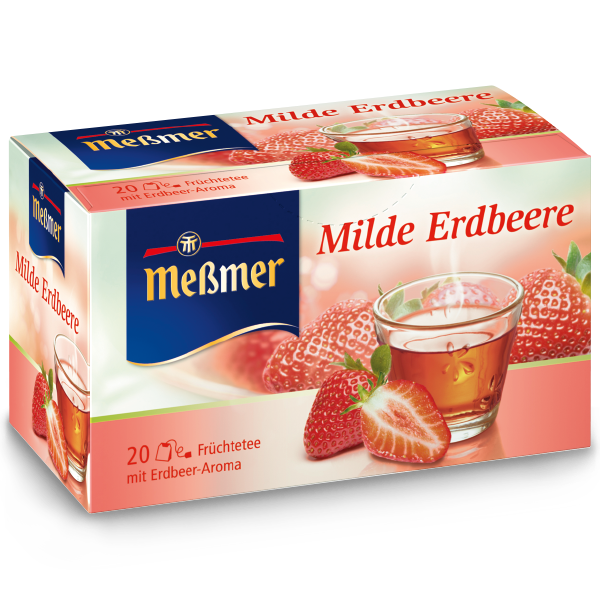 Packung mit 20 Beuteln Früchtetee mit Erdbeer-Aroma, daneben frische Erdbeeren und ein Glas aufgegossener Tee, Produktname Milde Erdbeere (Kopie) gut sichtbar.